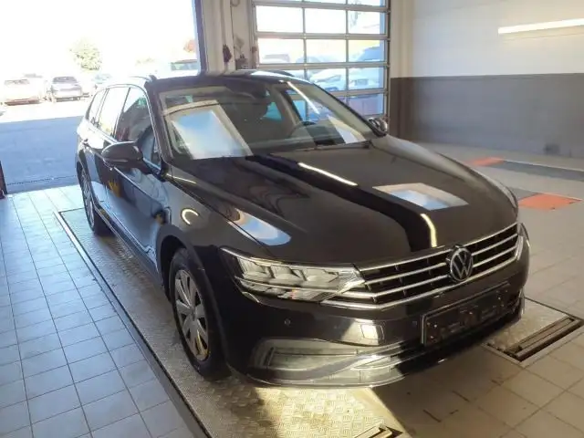 Volkswagen Passat view 2