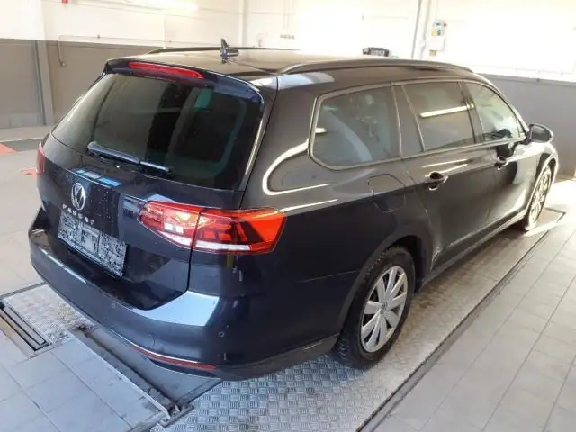 Volkswagen Passat view 3