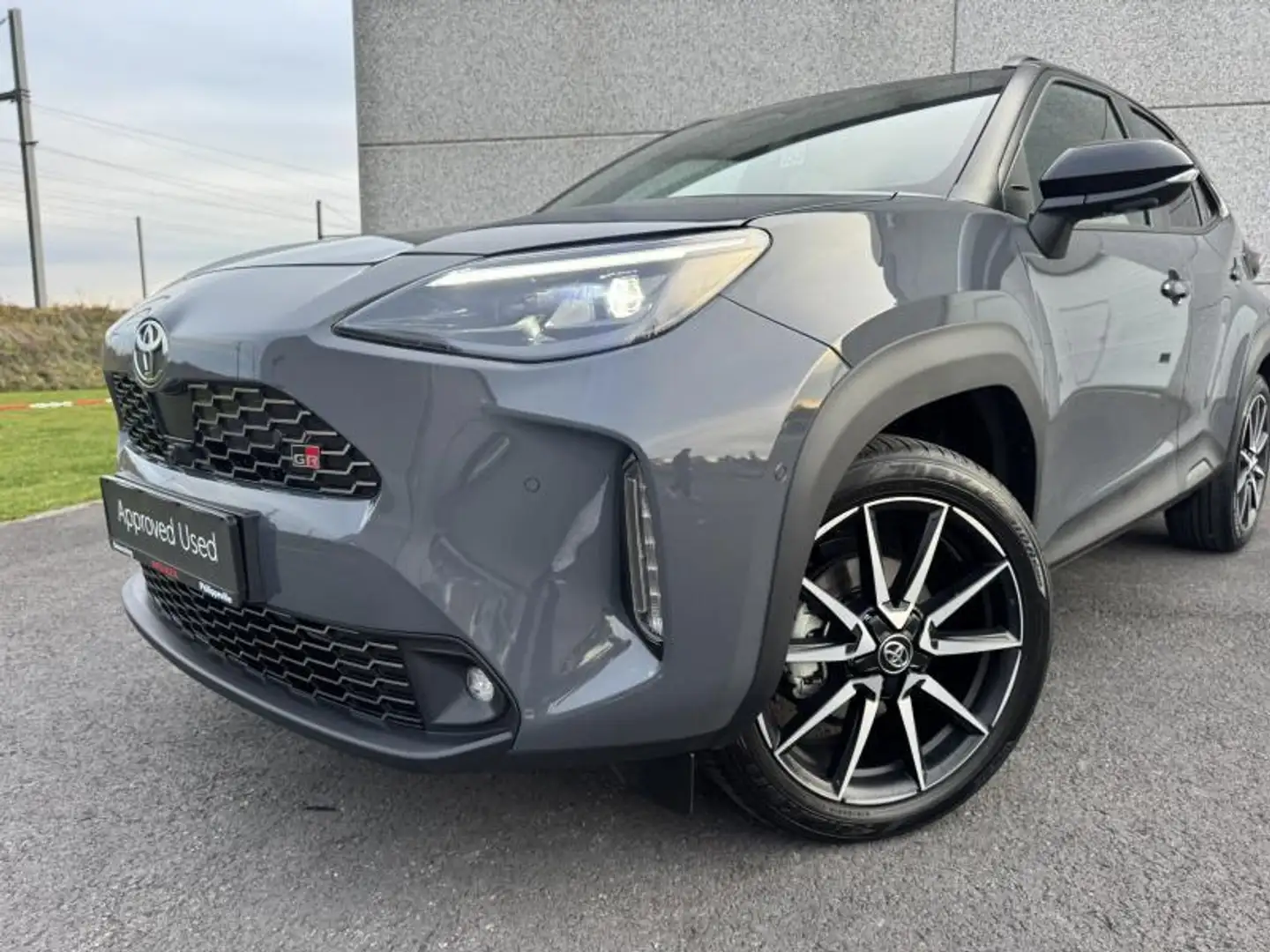 Toyota Yaris Cross 1.5 HEV 130 CVT GR Sport Gris - 2