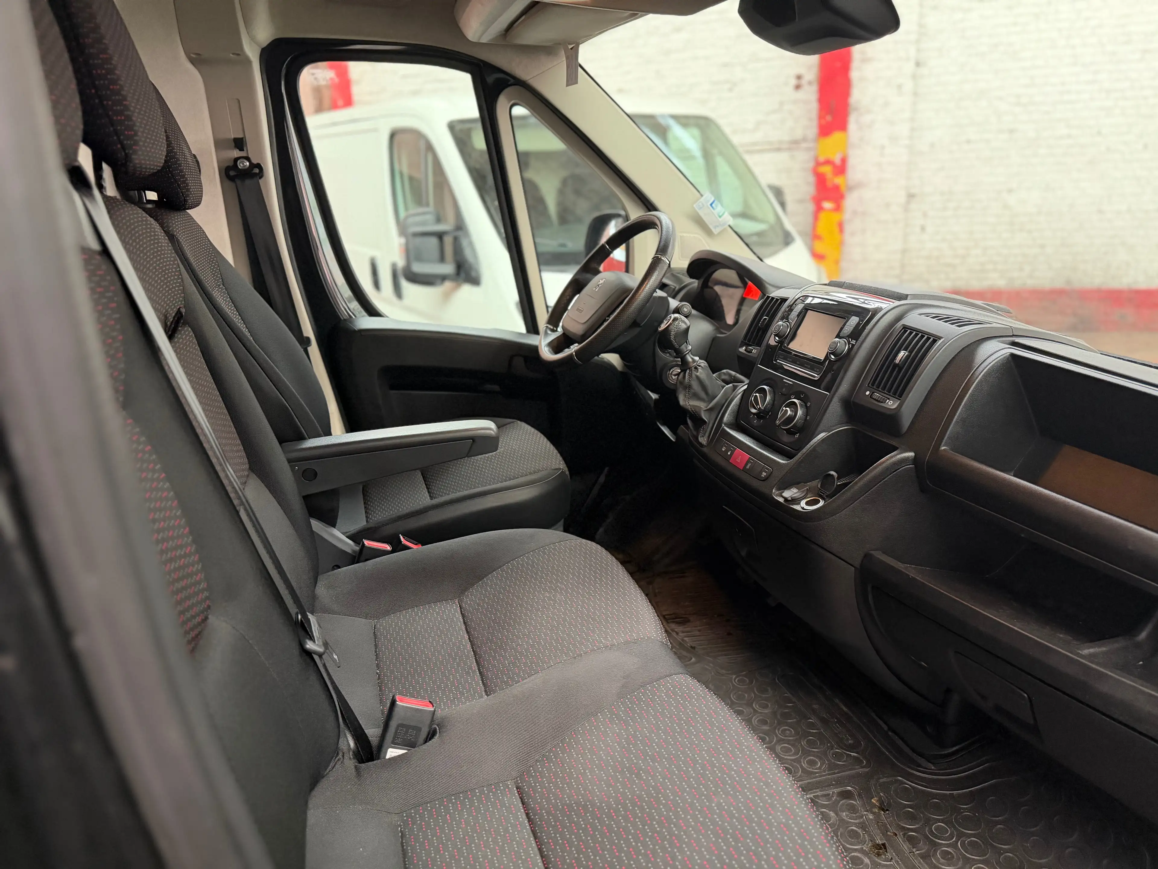 Peugeot Boxer 2.2 BlueHDi L2H2 Asphalt S/S — photo 7