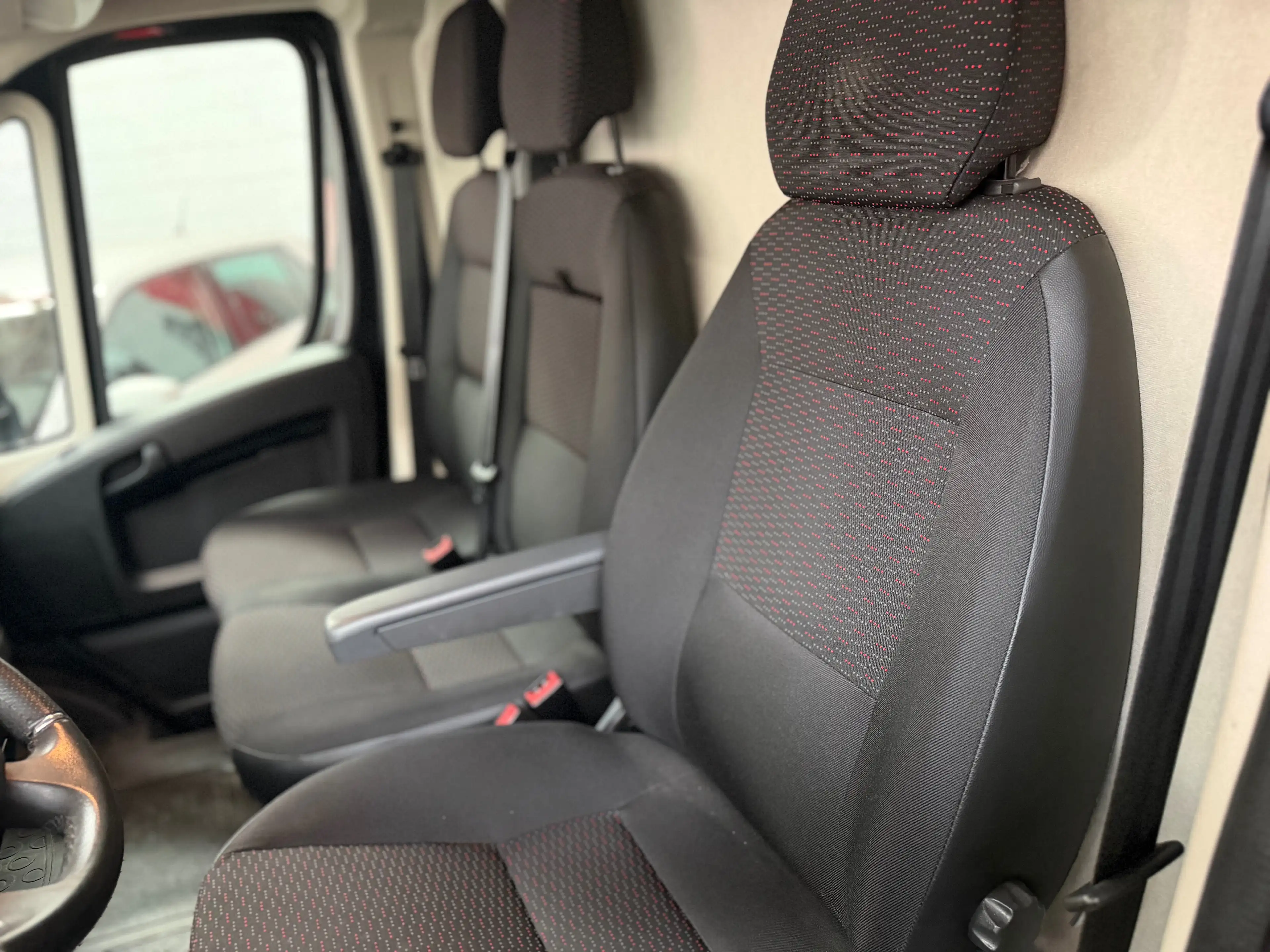 Peugeot Boxer 2.2 BlueHDi L2H2 Asphalt S/S — photo 9
