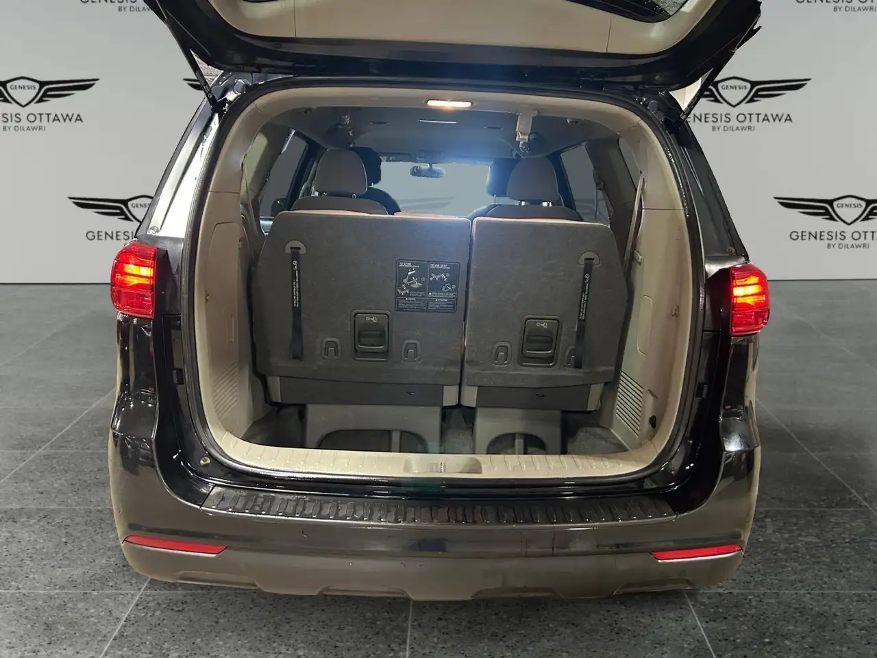 Kia Sedona снимка Kia Sedona