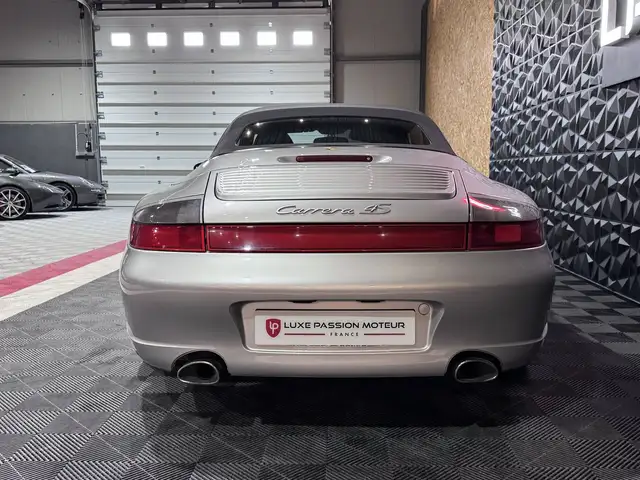 Porsche 911 view 8
