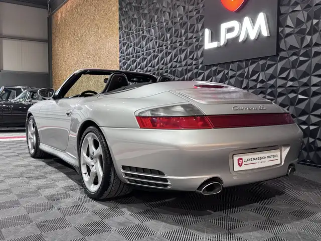 Porsche 911 view 10