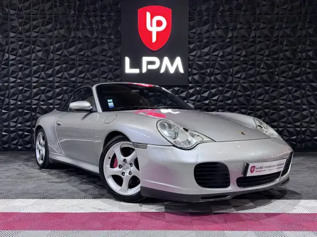 Porsche 911 view 3