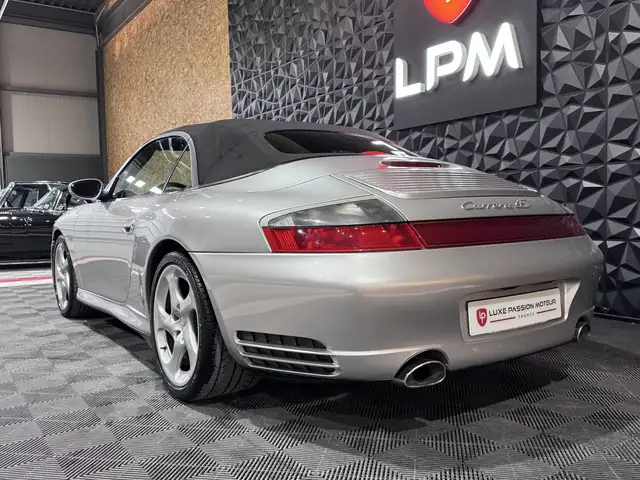 Porsche 911 view 7