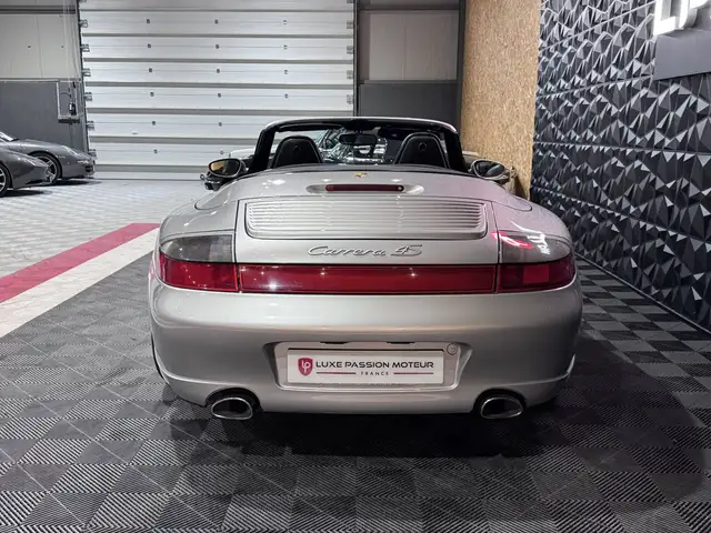 Porsche 911 view 13