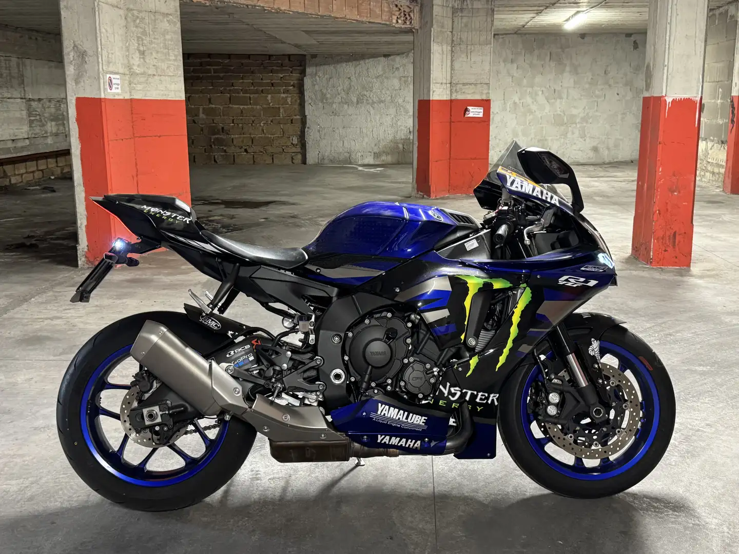 Yamaha YZF-R1 - 1