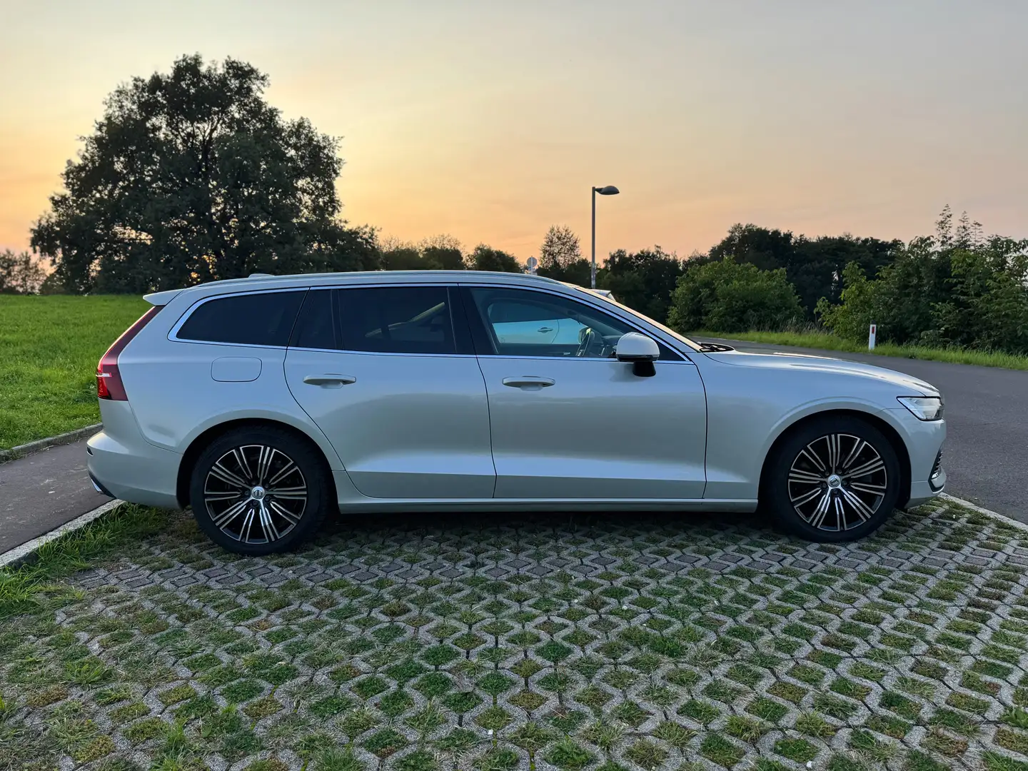Volvo V60 T8 Inscription PHEV AWD VollLeder/Massage/H&K/Pano Silber - 2