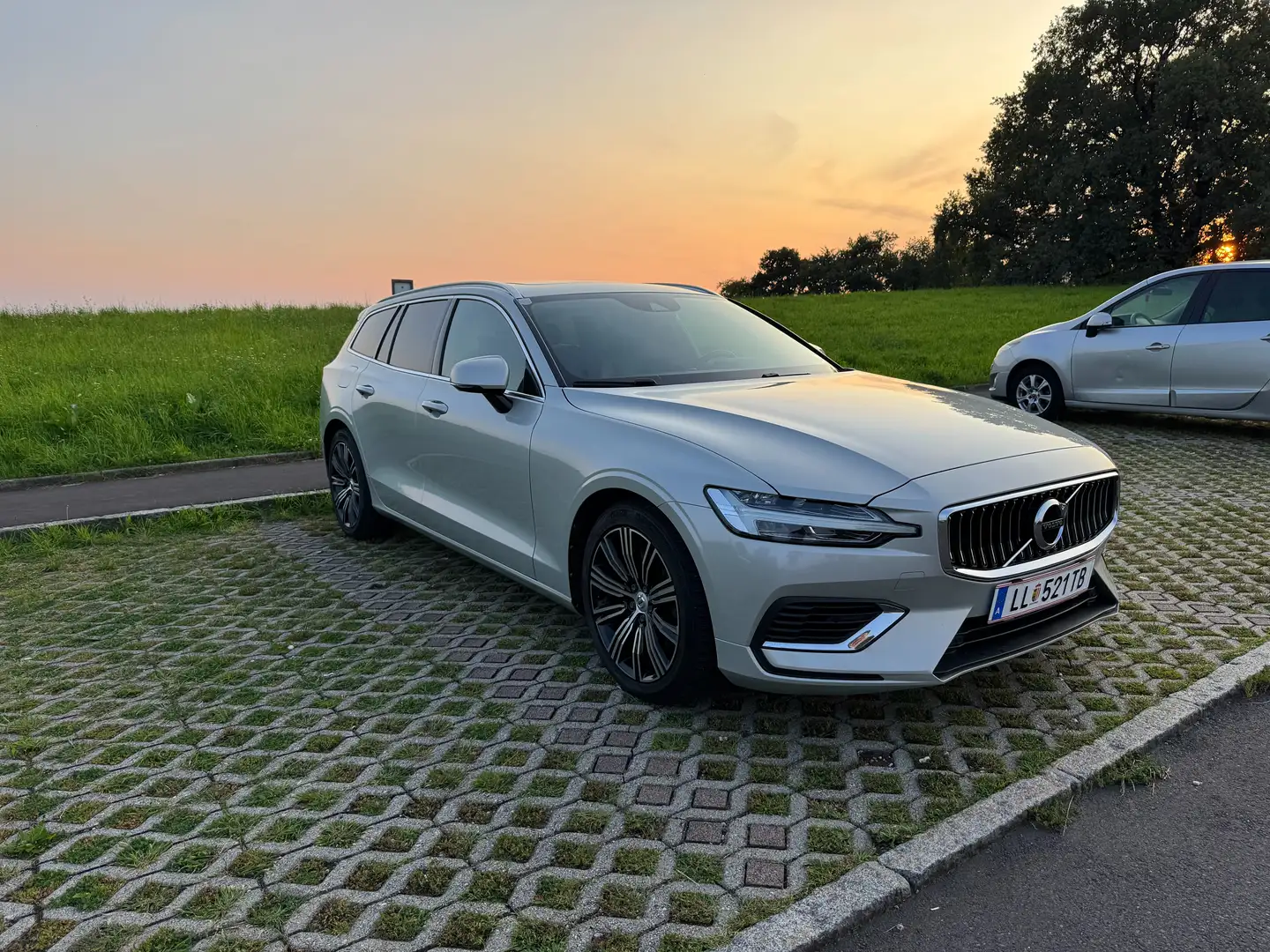 Volvo V60 T8 Inscription PHEV AWD VollLeder/Massage/H&K/Pano Silber - 1