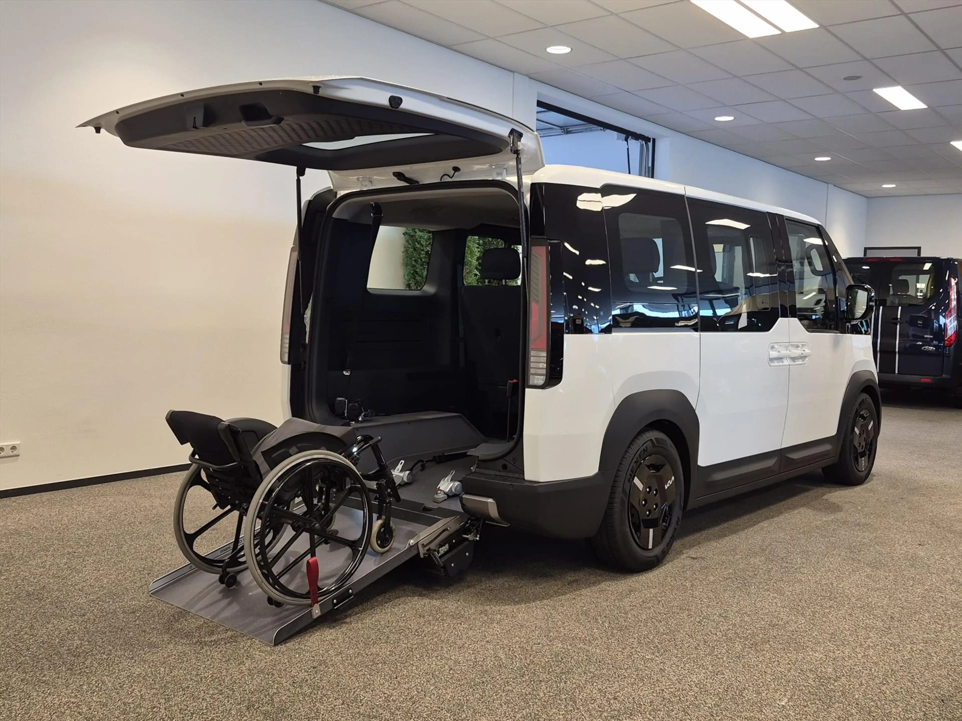Kia PV5 Passenger — photo 12