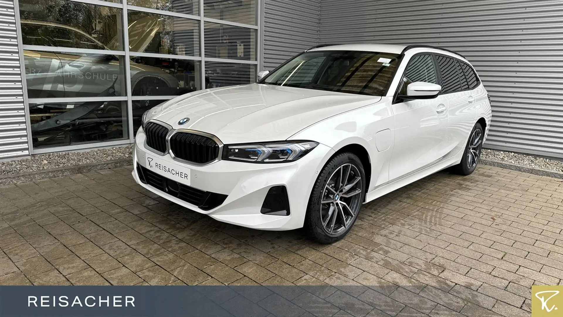 BMW 330 e A xDrive Tou AHK,DAProf,Autom Білий - 1