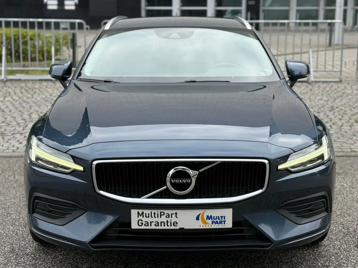 Volvo V60 Kombi Momentum Pro// PDC// TEILLEDER// NAVI Bleu - 2