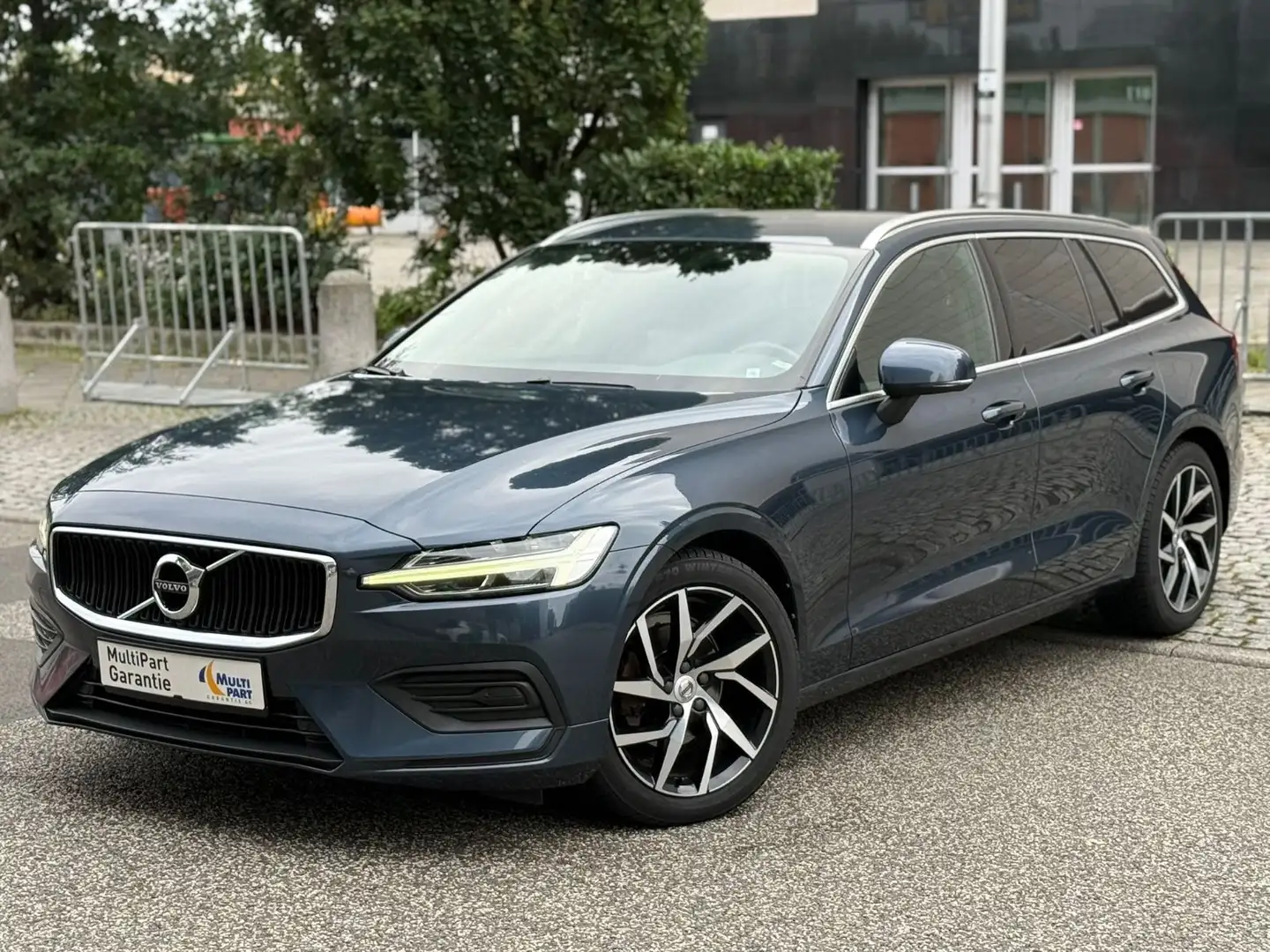 Volvo V60 Kombi Momentum Pro// PDC// TEILLEDER// NAVI Bleu - 1