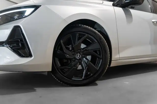 Opel Astra view 3