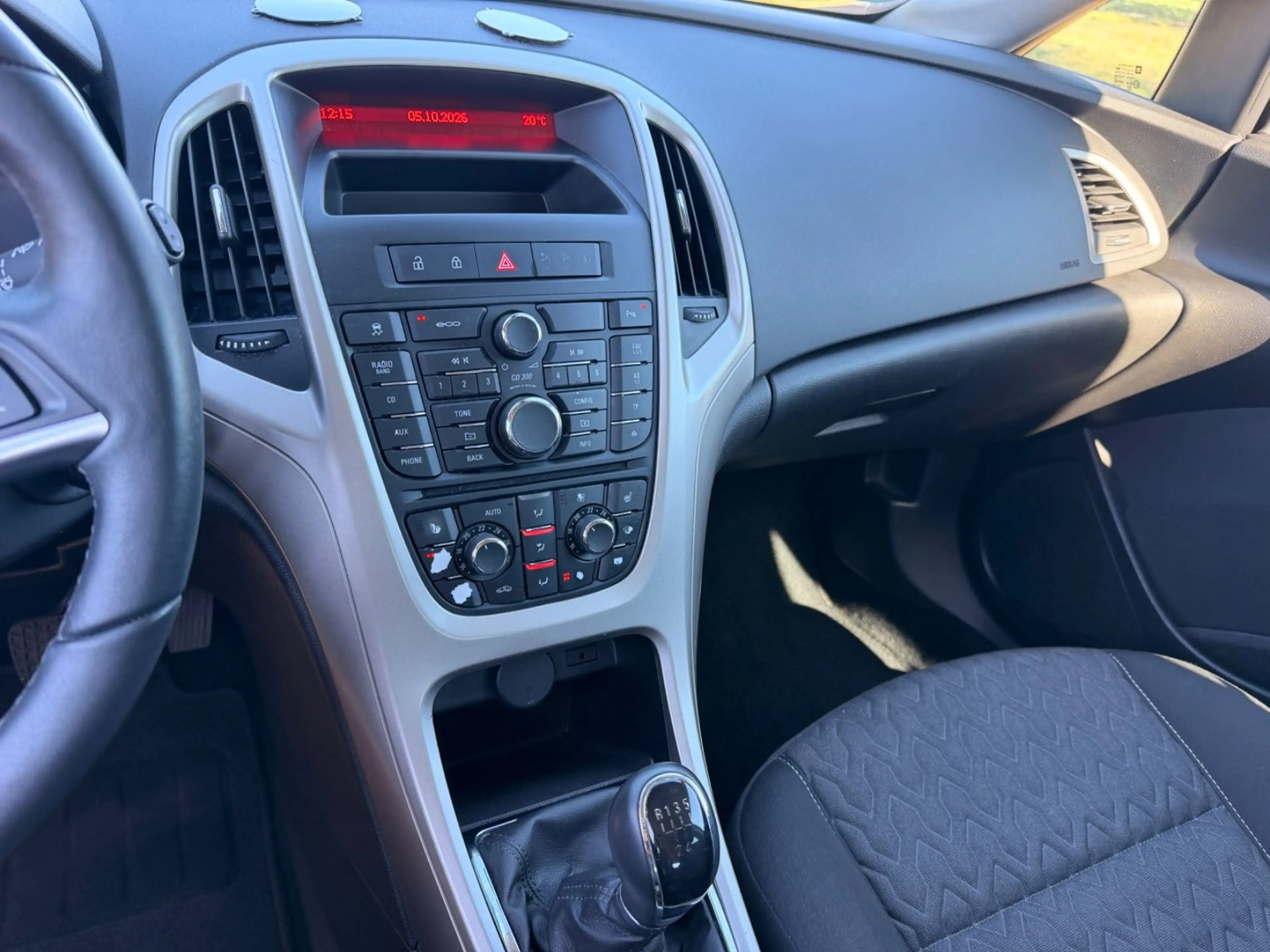 Opel Astra J 1.4 16V Active — photo 14