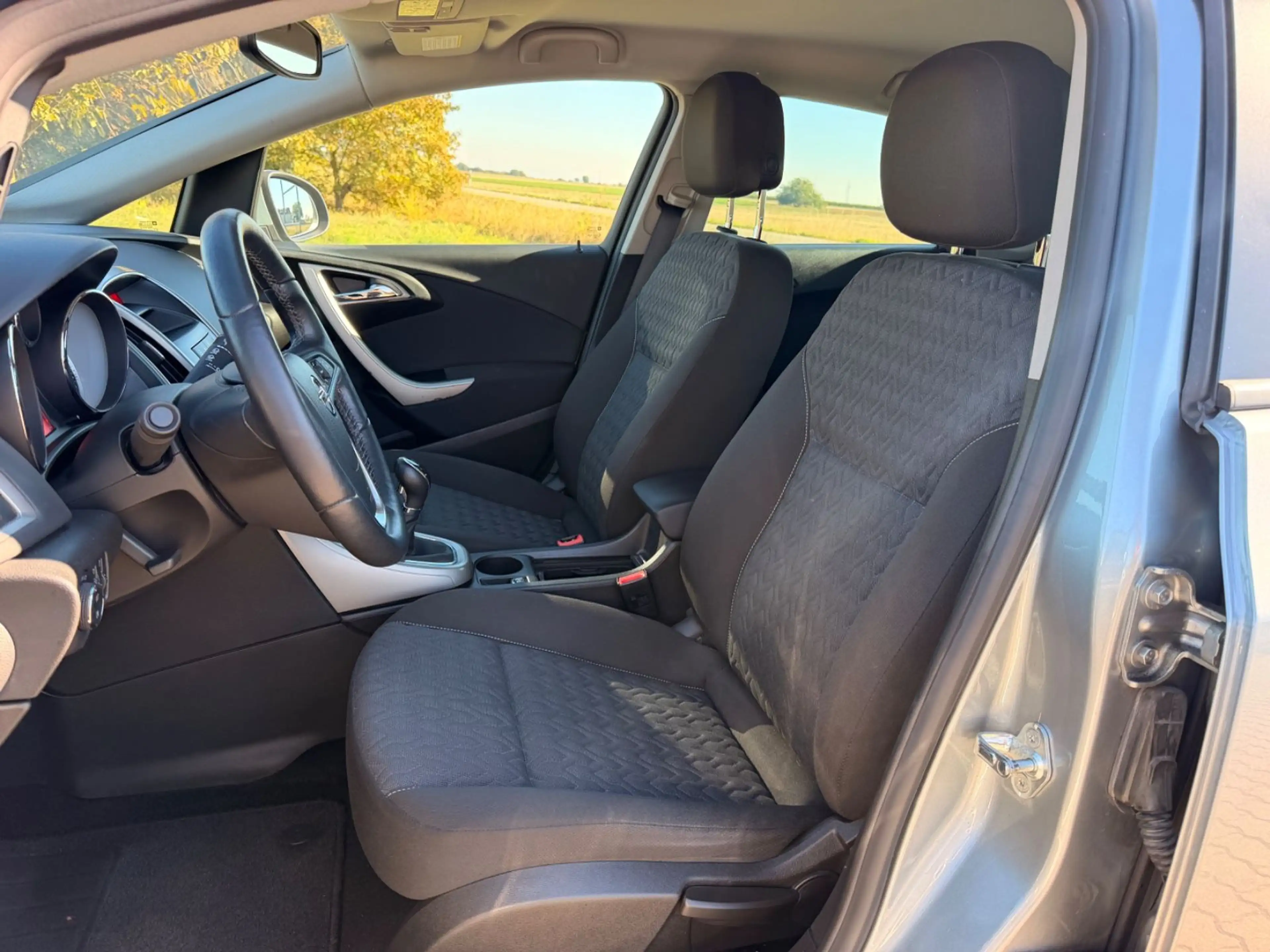 Opel Astra J 1.4 16V Active — photo 12