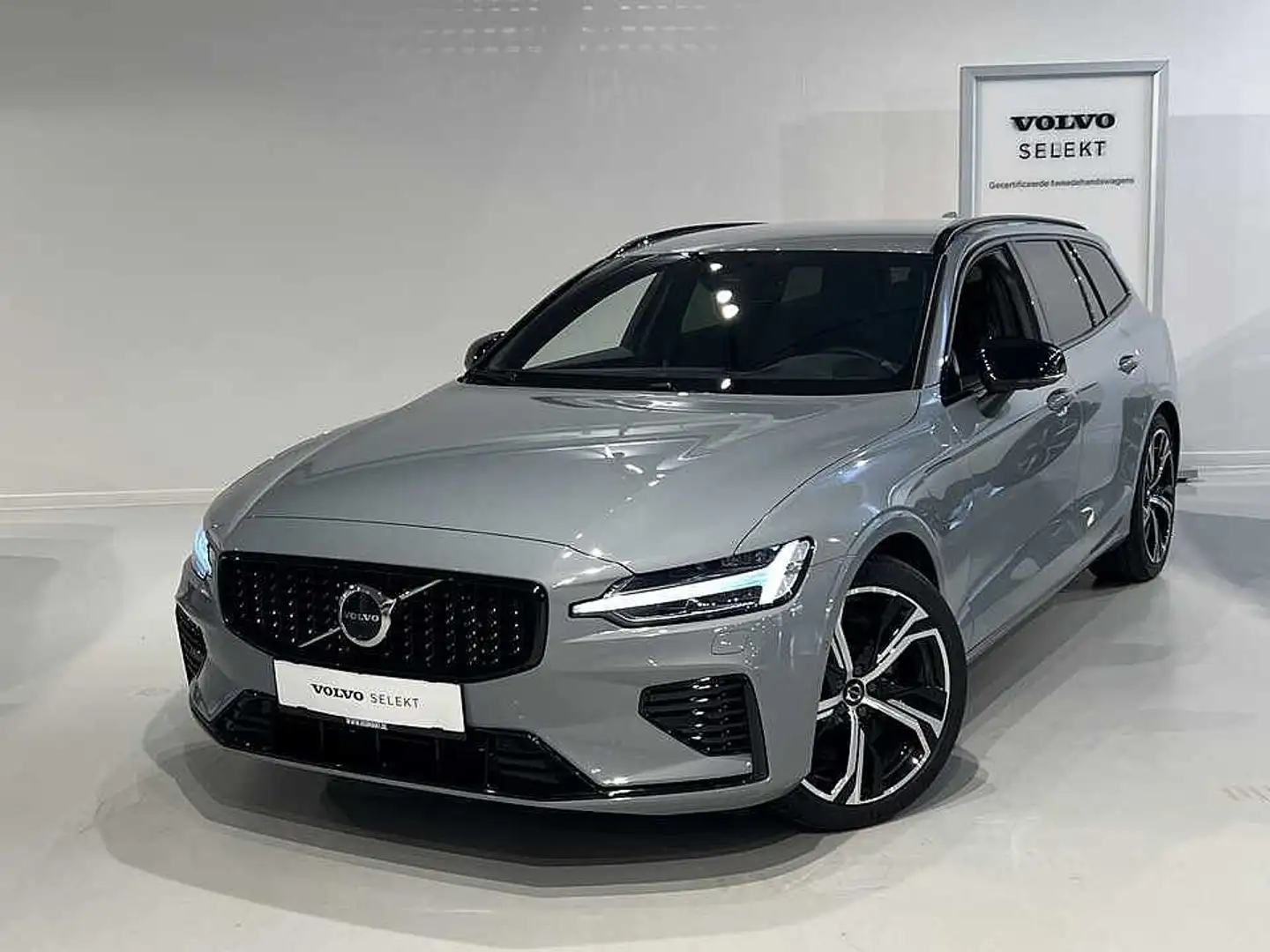 Volvo V60 II T6 Recharge Dark Long Range Grijs - 1