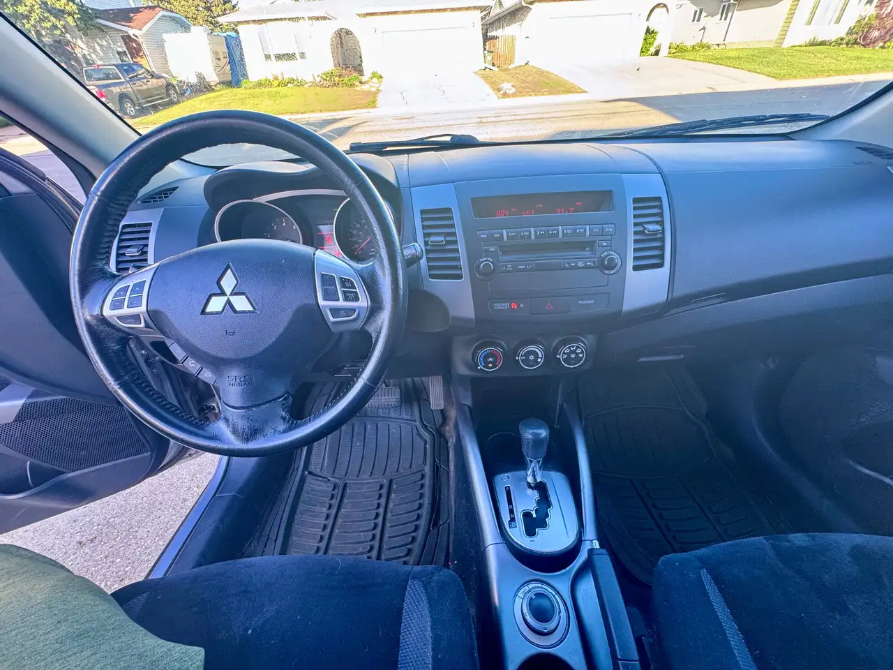 Mitsubishi Outlander photo Mitsubishi Outlander