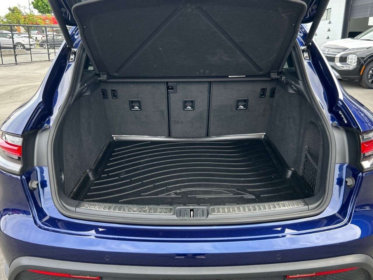 2022 Porsche Macan AWD thumb 8