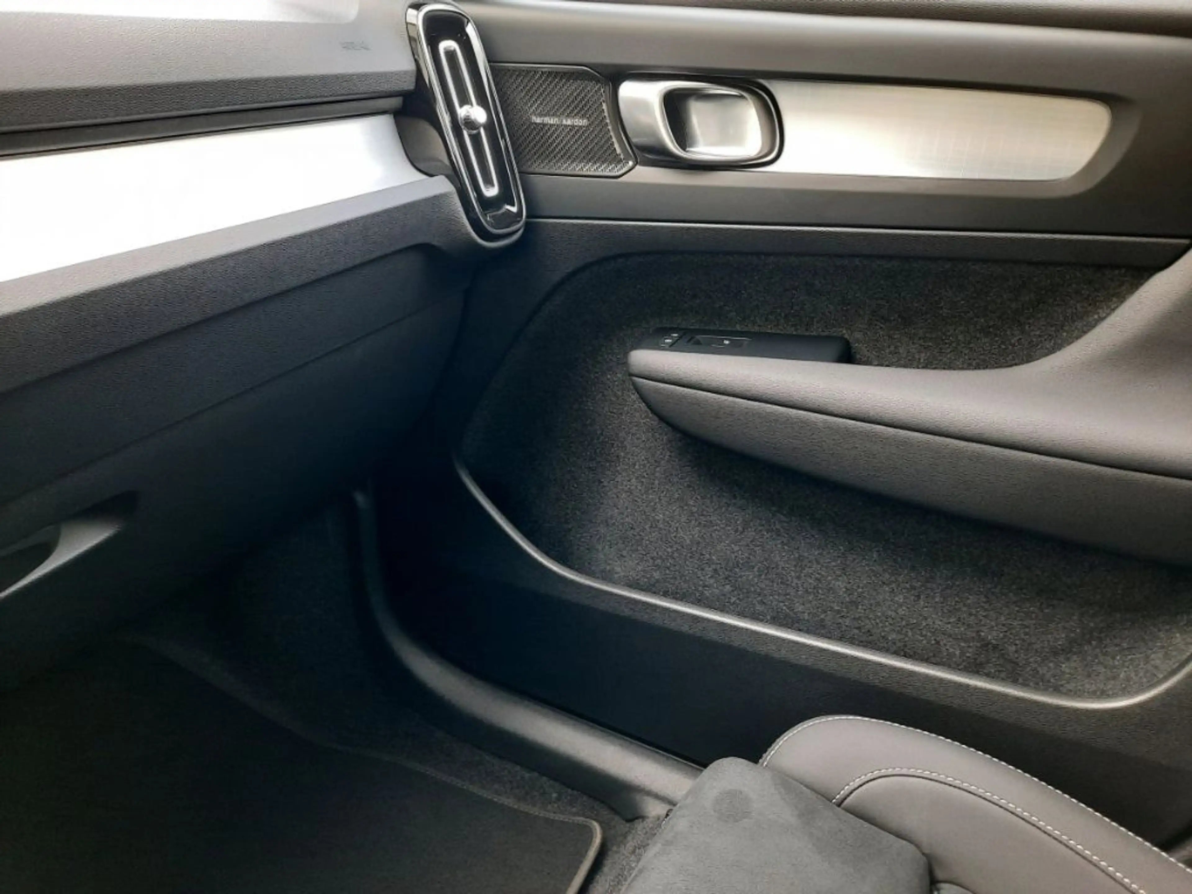 Volvo XC40 B3 Plus Black Edition Pixel-LED Alarmanlage — photo 14