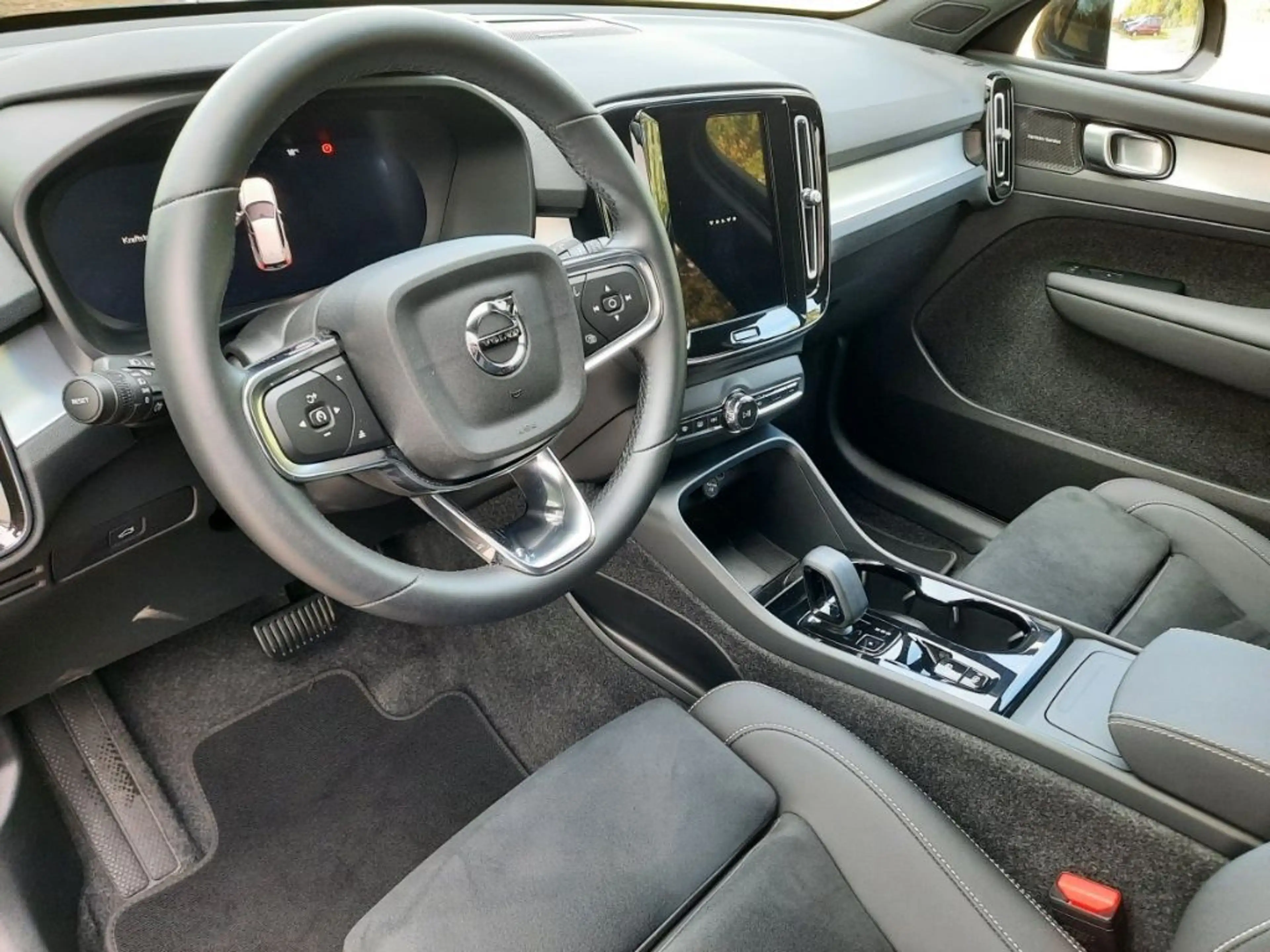 Volvo XC40 B3 Plus Black Edition Pixel-LED Alarmanlage — photo 12
