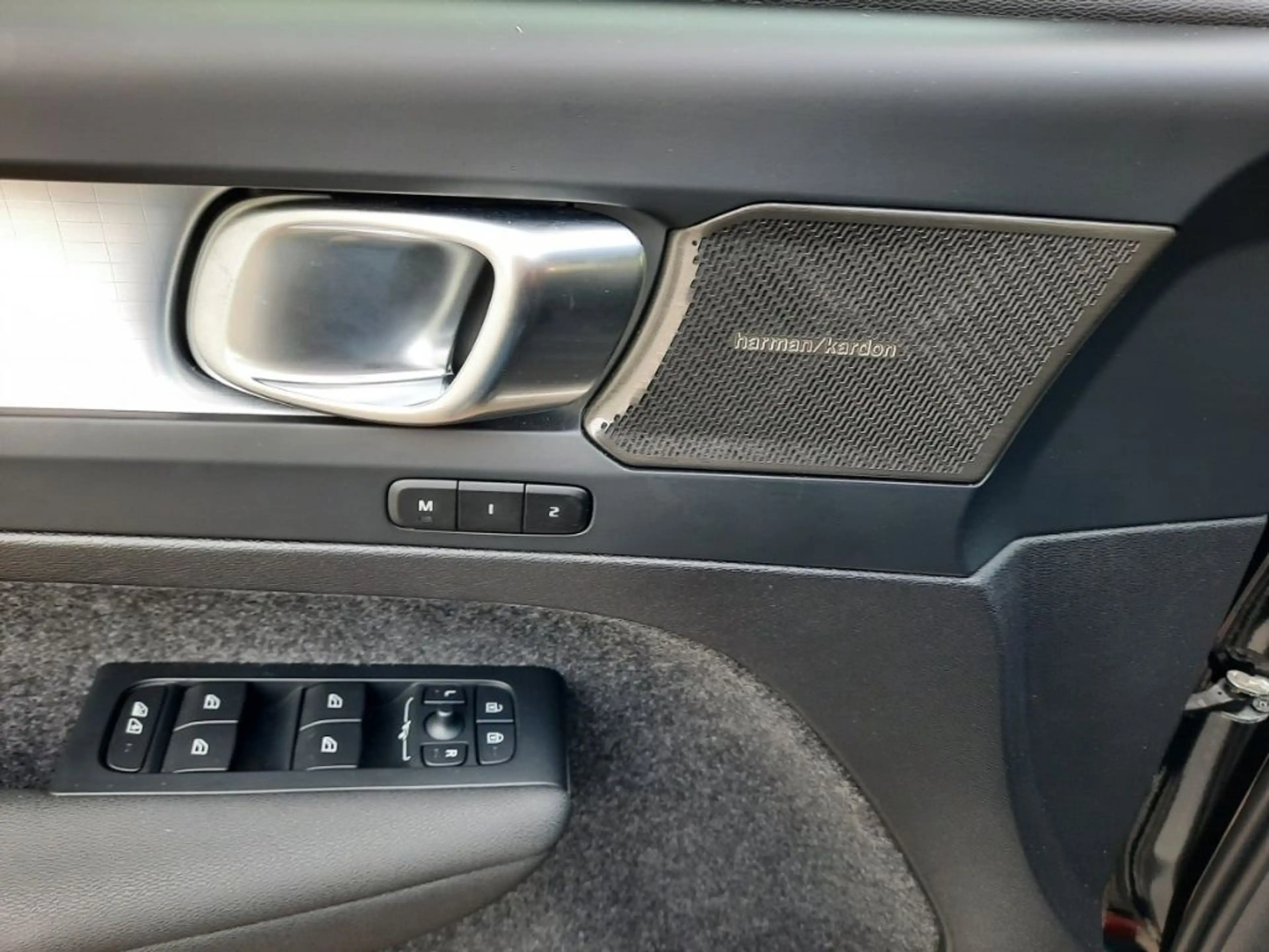 Volvo XC40 B3 Plus Black Edition Pixel-LED Alarmanlage — photo 13