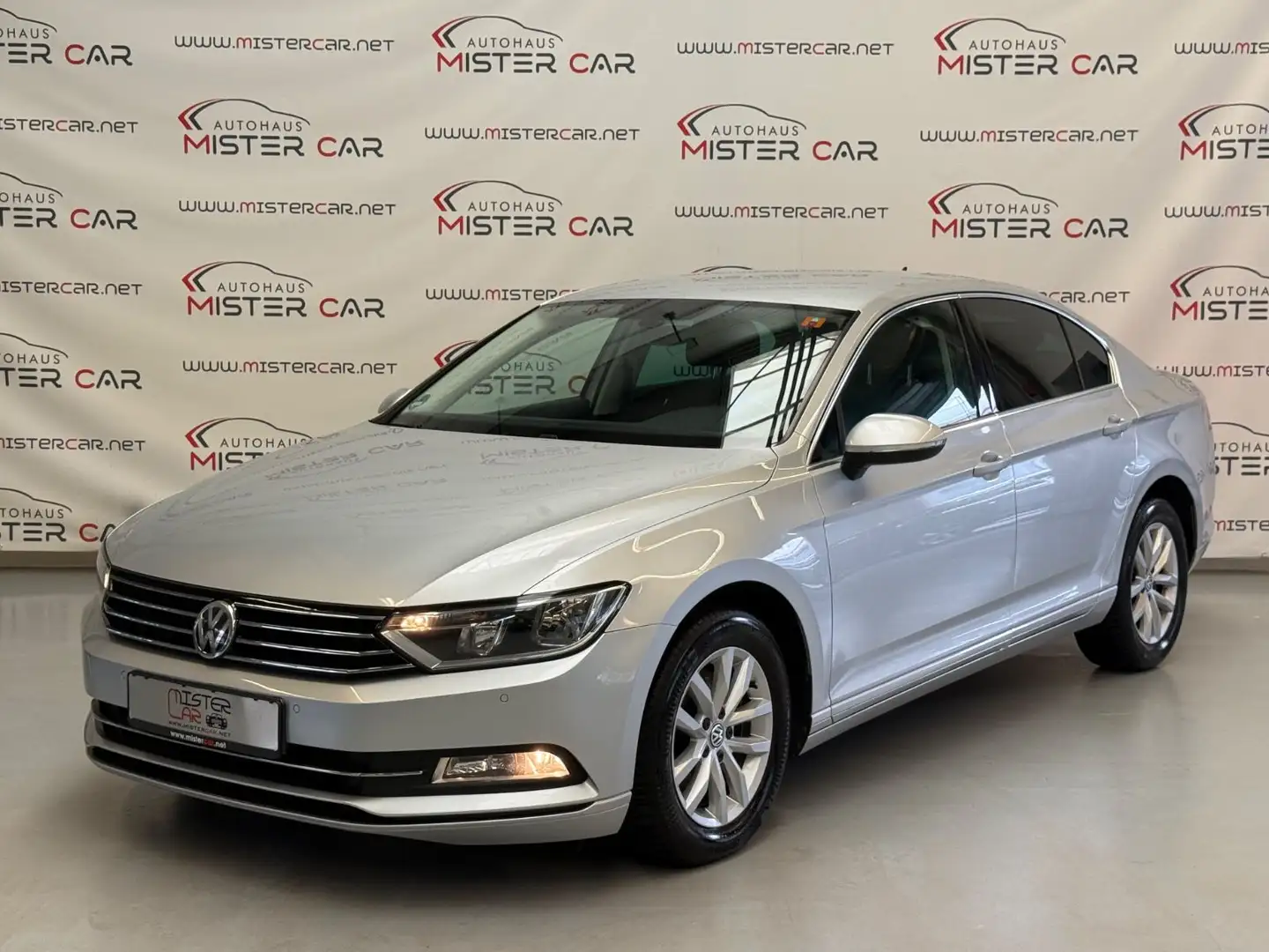 Volkswagen Passat Comfortline ACC/NAVI/LED/AHK/PDC/SHZ/ALU Argent - 1