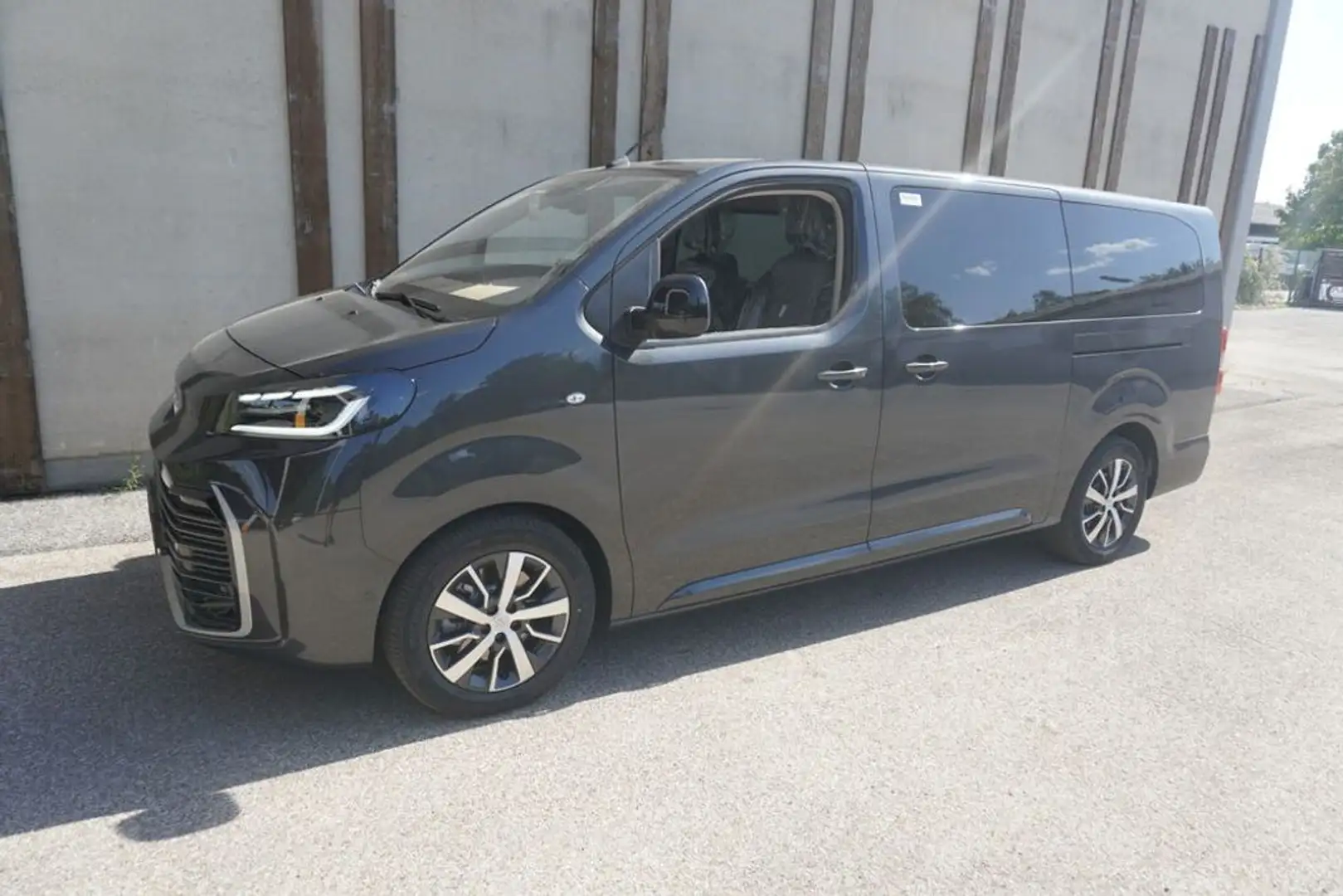 Toyota Proace Verso 2,0 D-4D 180 L2 Family Aut. KKJ Grau - 1