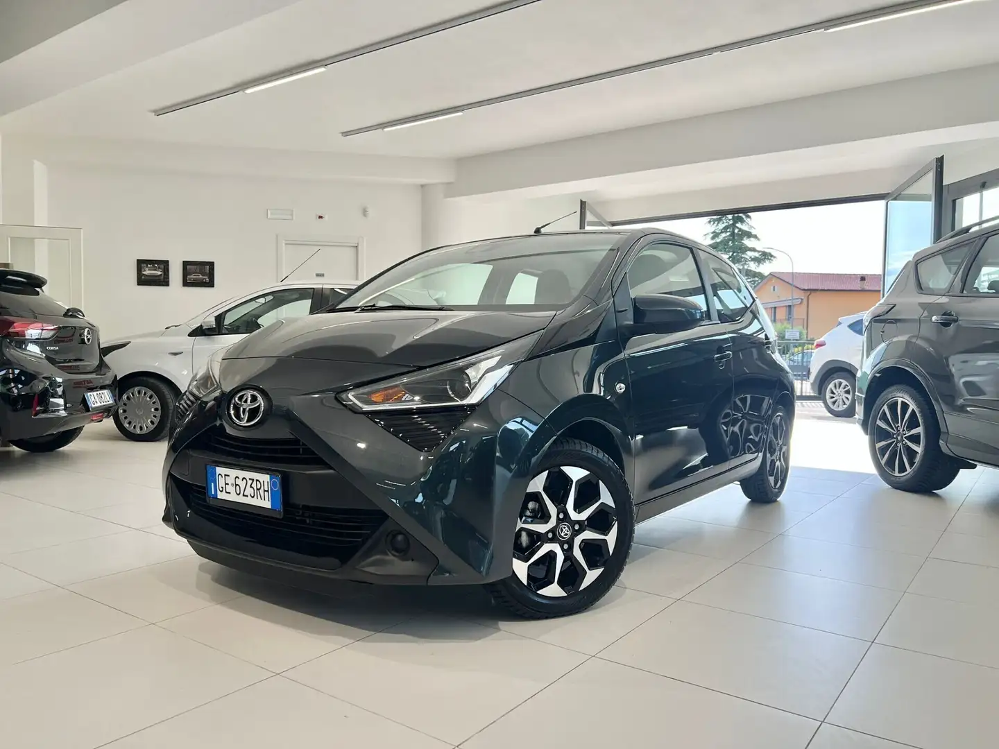 Toyota Aygo Connect 1.0 VVT-i 72 CV 5 porte x-fun Gris - 2