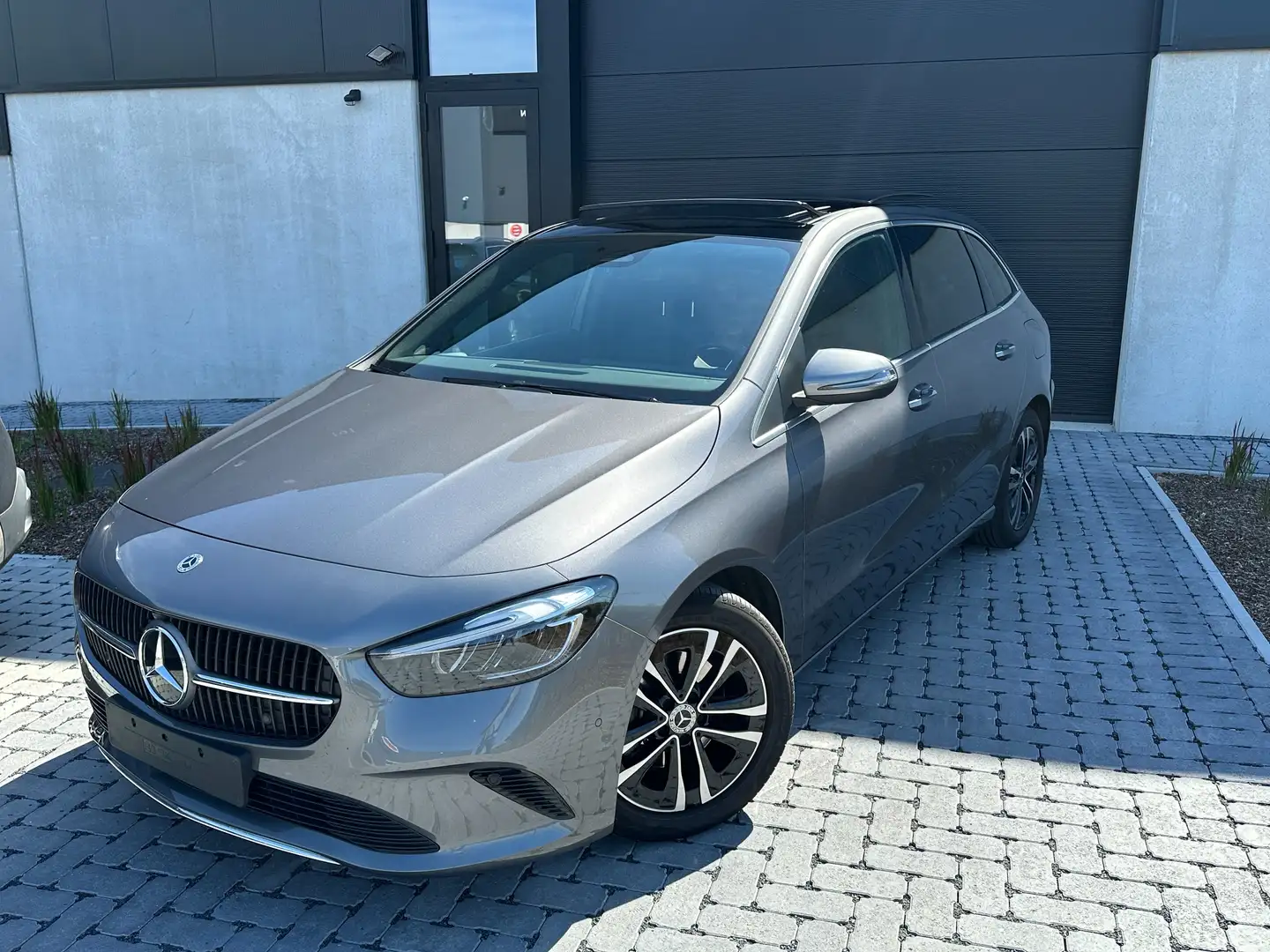 Mercedes-Benz B 180 Progressive - Pano Camera CarPlay MBUX Keyless Ezüst - 1