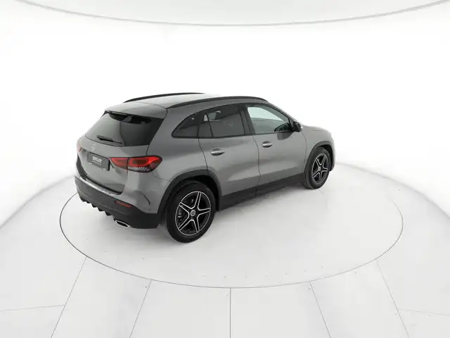 Mercedes-Benz GLA view 4