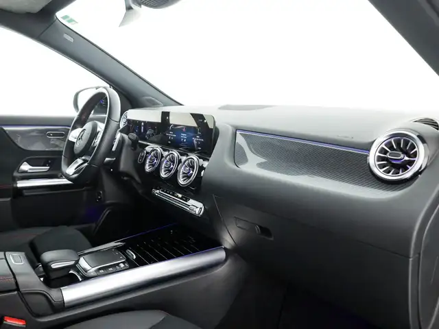 Mercedes-Benz GLA view 10