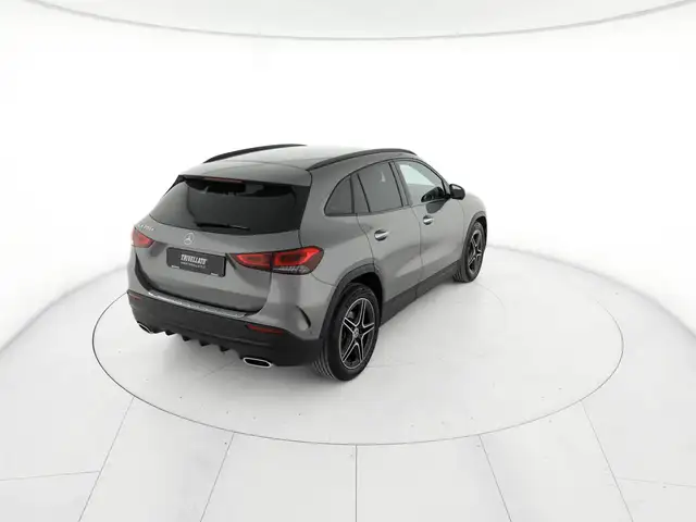 Mercedes-Benz GLA view 3