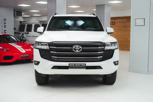 Toyota Land Cruiser view 2