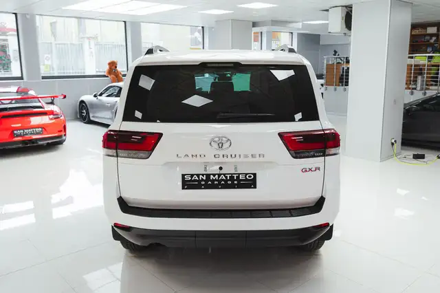 Toyota Land Cruiser view 4
