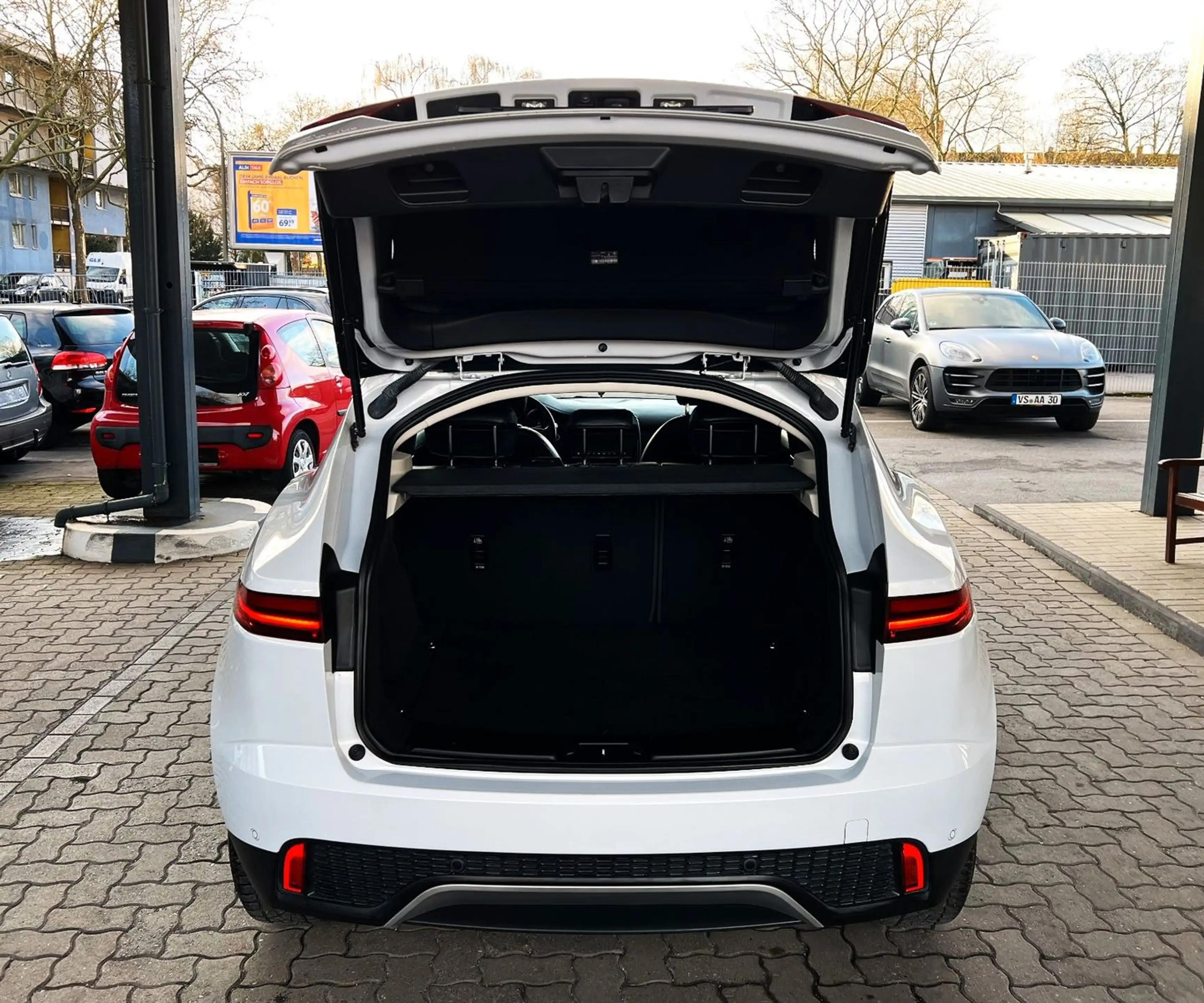 Jaguar E-Pace S/Leder/Kamera/Sitzheizung/2,0 Ltr./110KW — photo 8