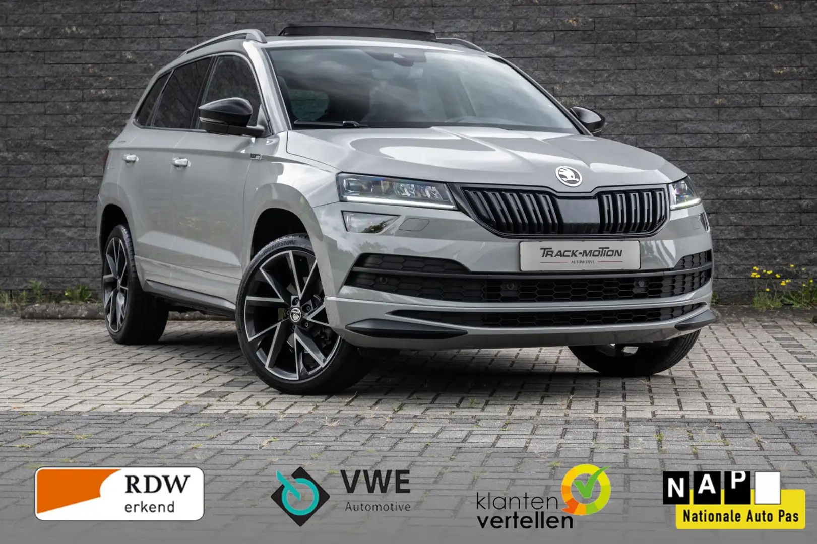 Skoda Karoq 1.5 TSI ACT Sportline Business Panoramadak Grijs - 1
