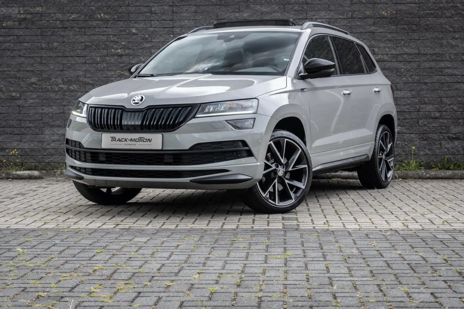 Skoda Karoq 1.5 TSI ACT Sportline Business Panoramadak Grijs - 2