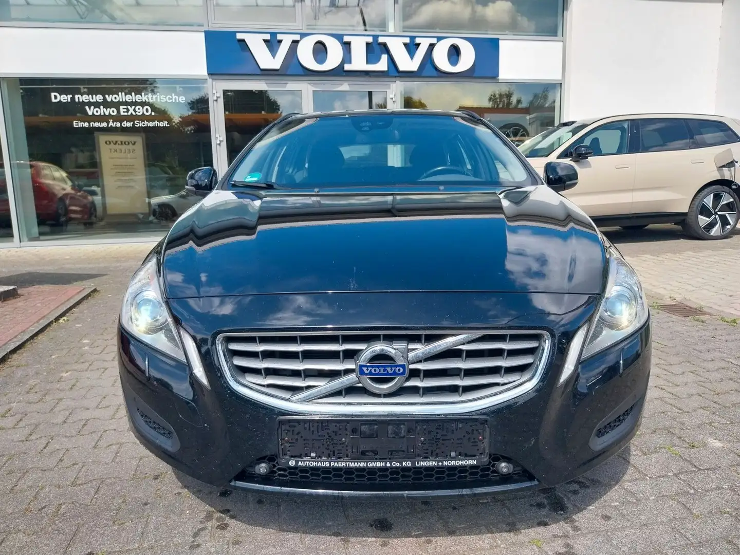 Volvo V60 D5 Kombi Momentum Autom. Schwarz - 2