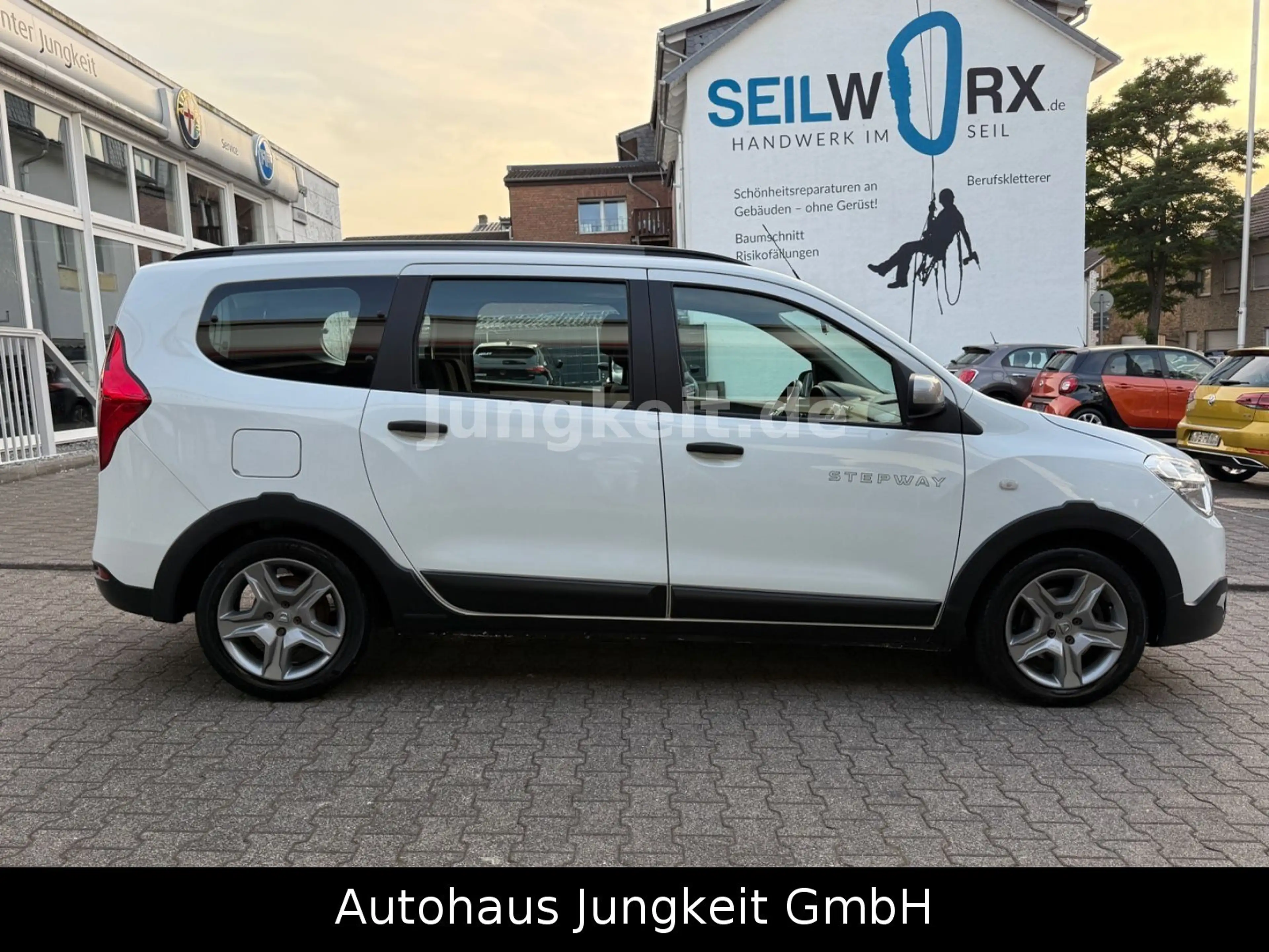 Dacia Lodgy Stepway * 7 Sitzer*R-Kamera*Navigation*AHK — photo 4