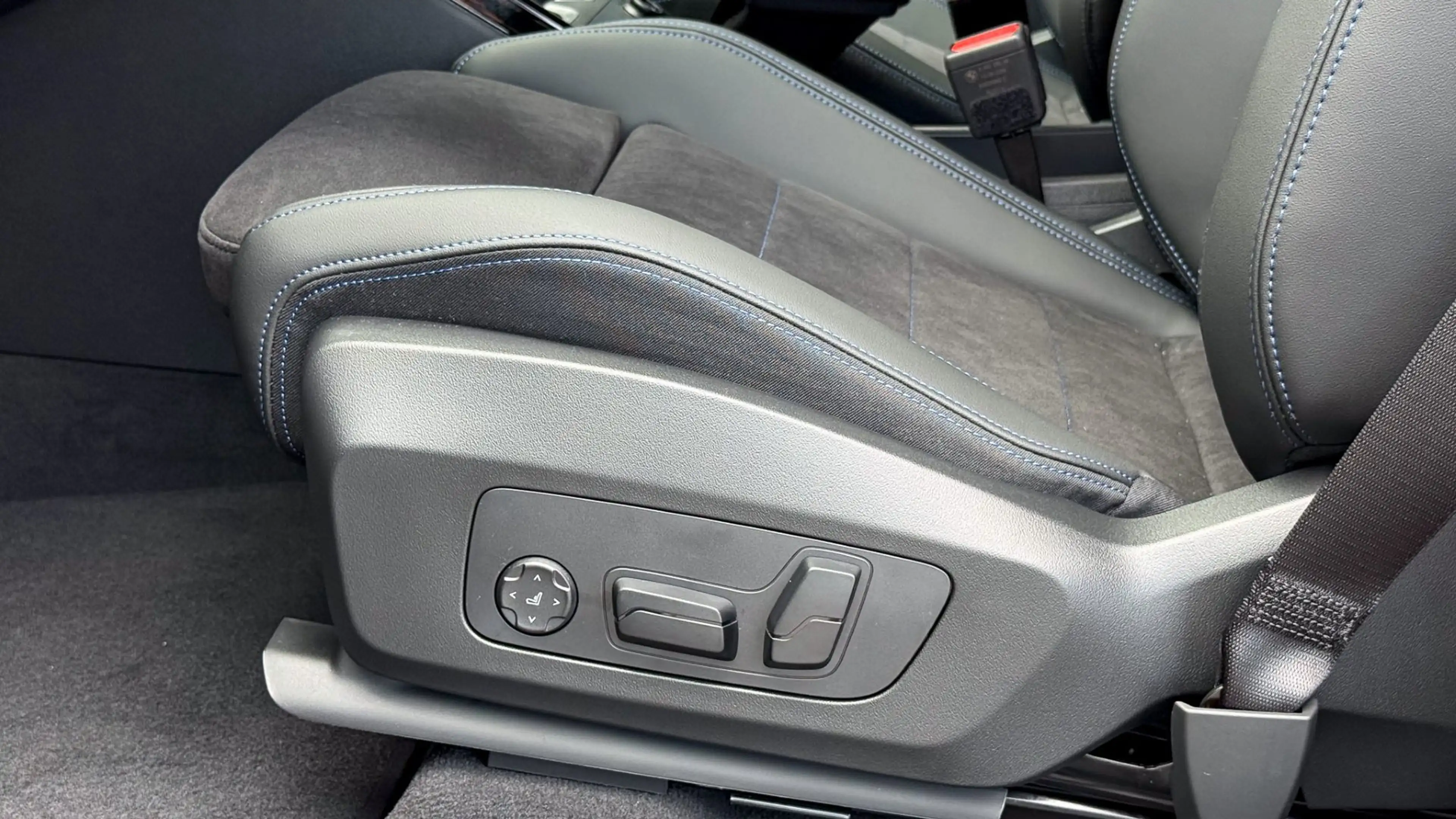 BMW iX1 eDrive20 M-Sportpaket — photo 15