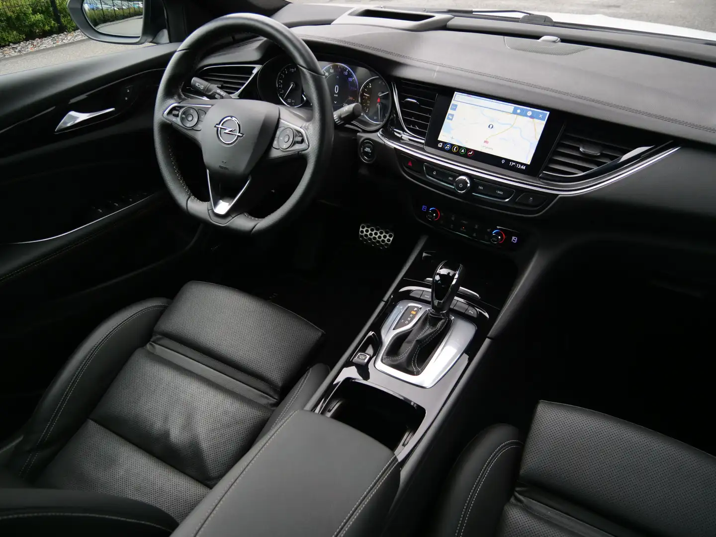 Opel Insignia Grand Sport 2.0 Turbo 200pk GS Line Automaat Navig Wit - 2
