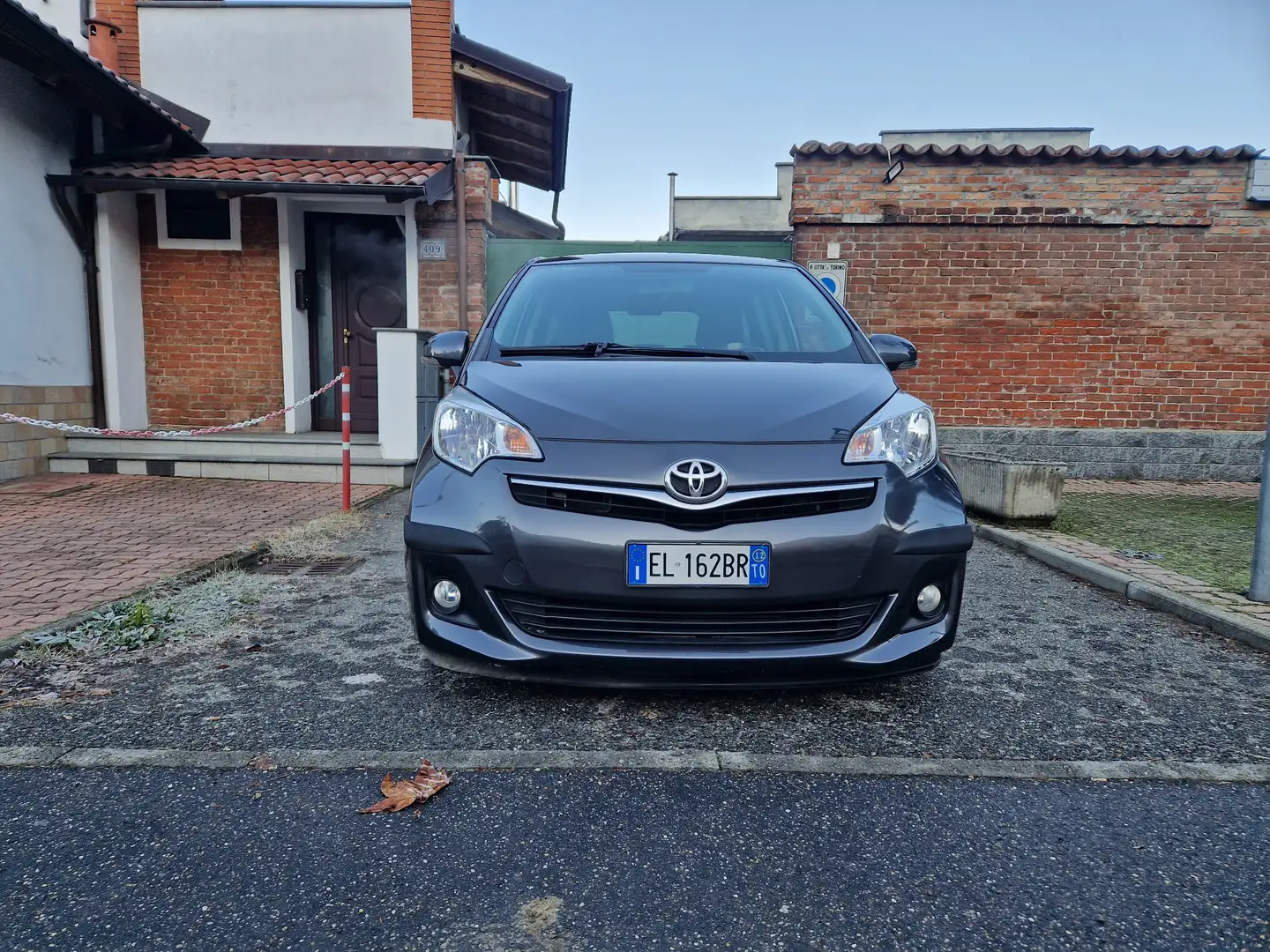 Toyota Verso-S 1.3 100CV "106.800 km" Benzina, Bluetooth, Camera Gris - 2
