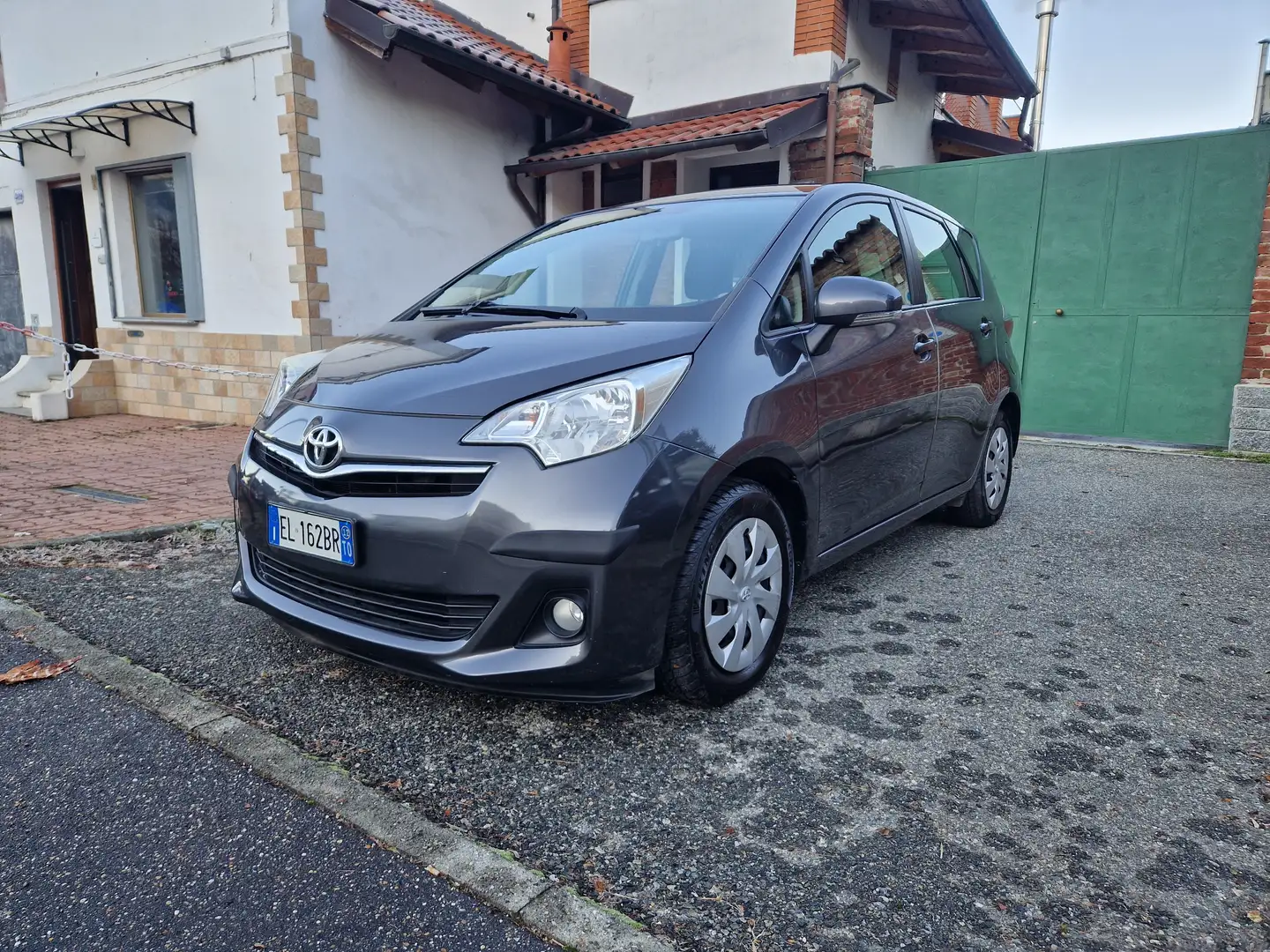 Toyota Verso-S 1.3 100CV "106.800 km" Benzina, Bluetooth, Camera Gris - 1