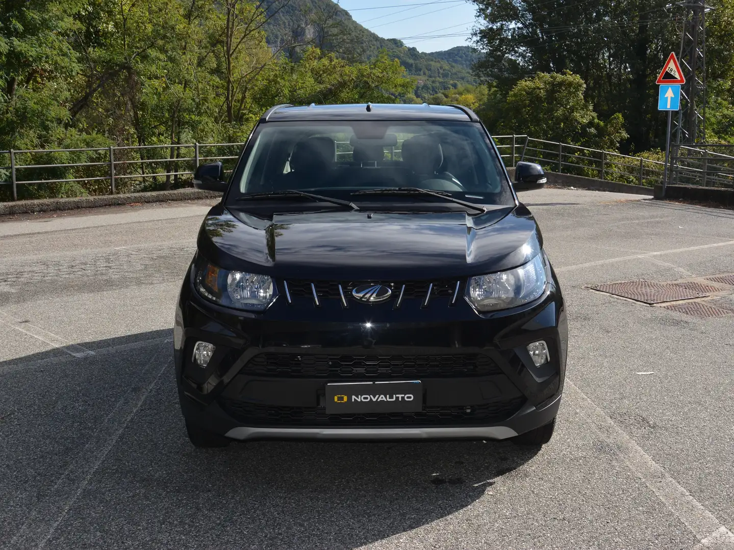 Mahindra KUV100 KUV100 1.2 K8 Schwarz - 1