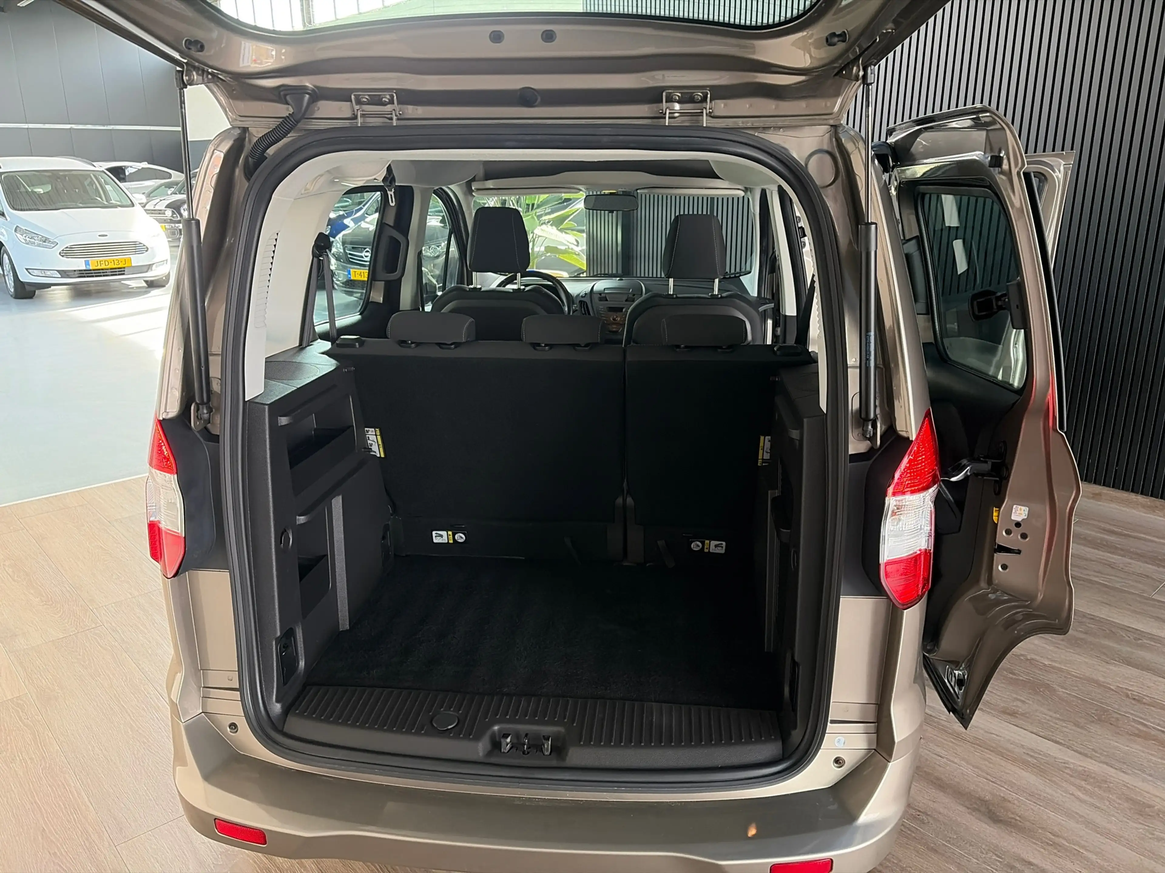 Ford Tourneo Courier 1.0 Titanium/ Nieuwe motor en koppeling. hele mooi — photo 15