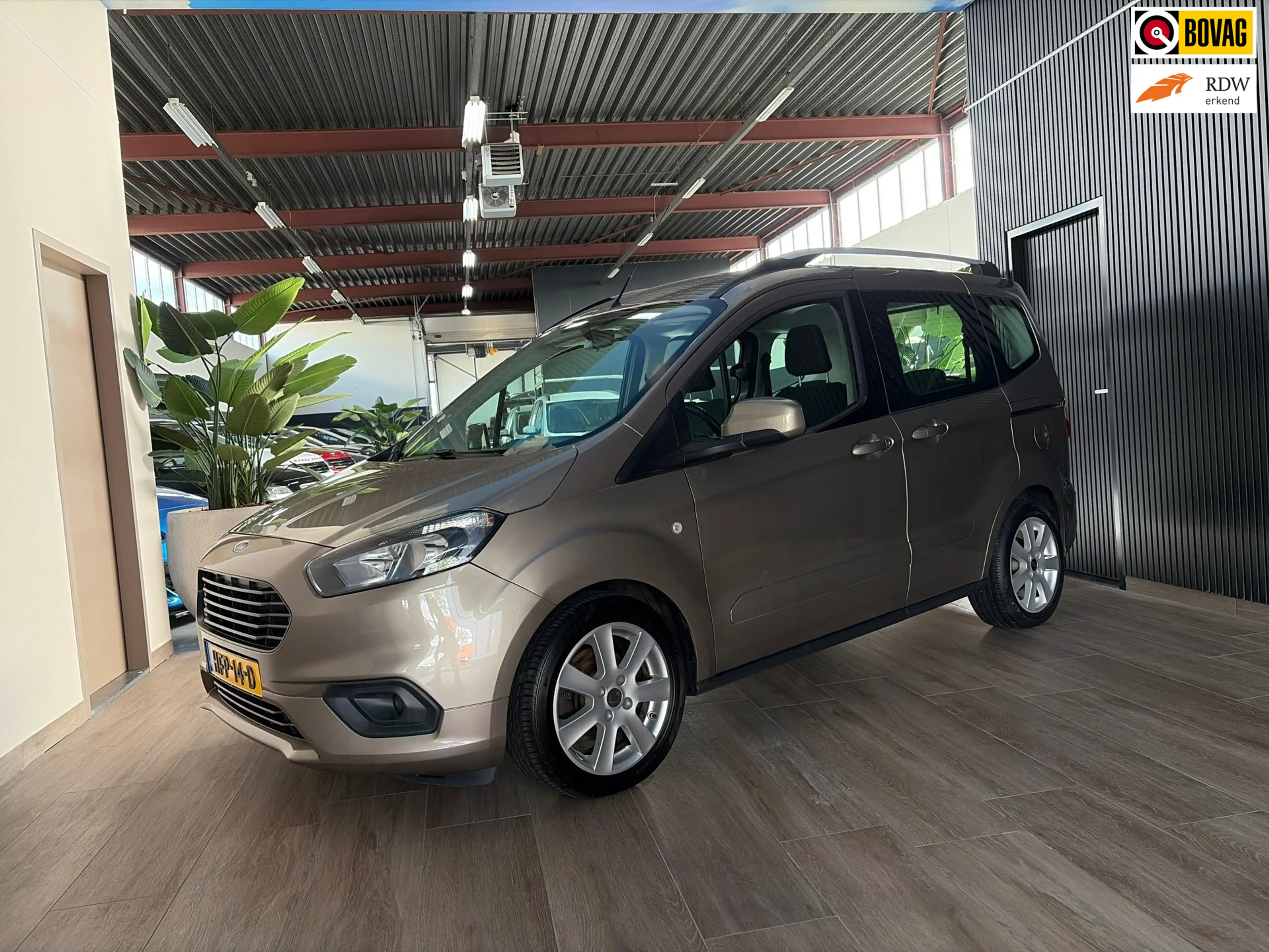Ford Tourneo Courier 1.0 Titanium/ Nieuwe motor en koppeling. hele mooi