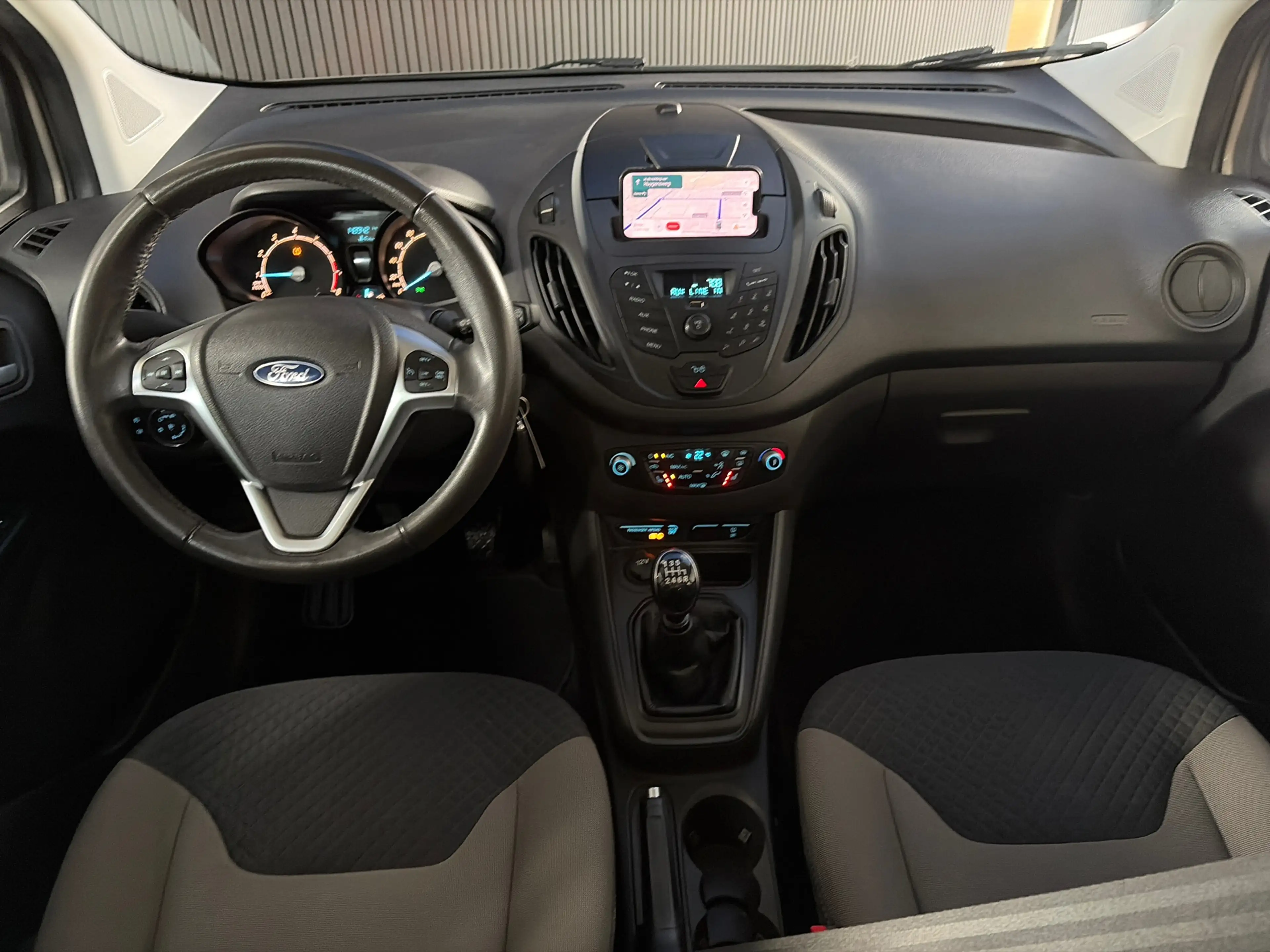 Ford Tourneo Courier 1.0 Titanium/ Nieuwe motor en koppeling. hele mooi — photo 12