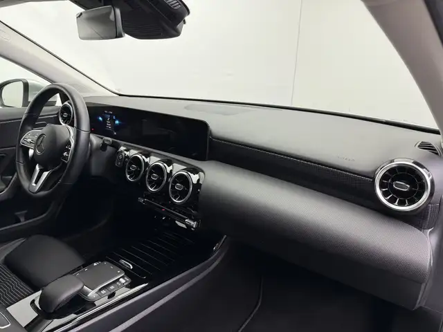 Mercedes-Benz 220 view 12